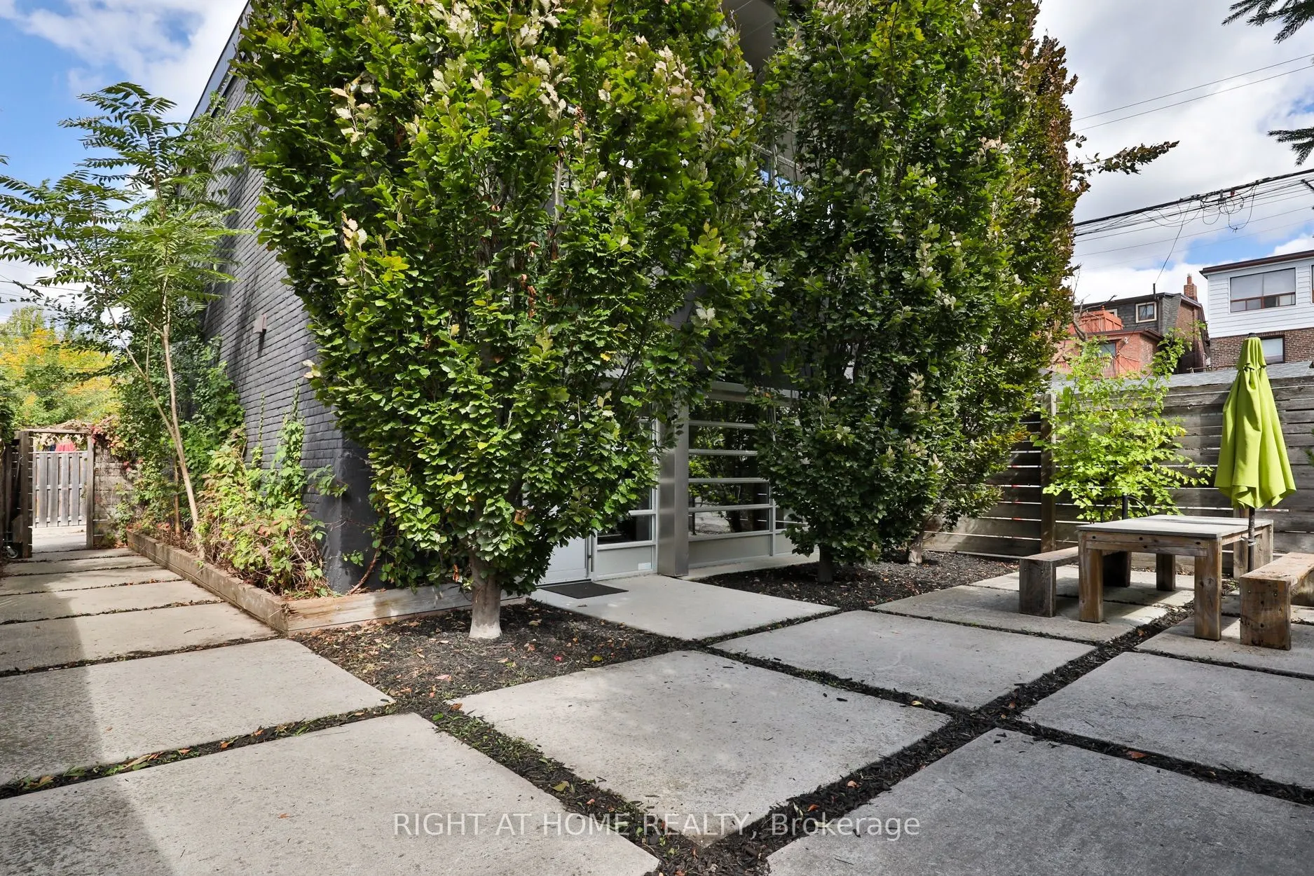 660R College Street