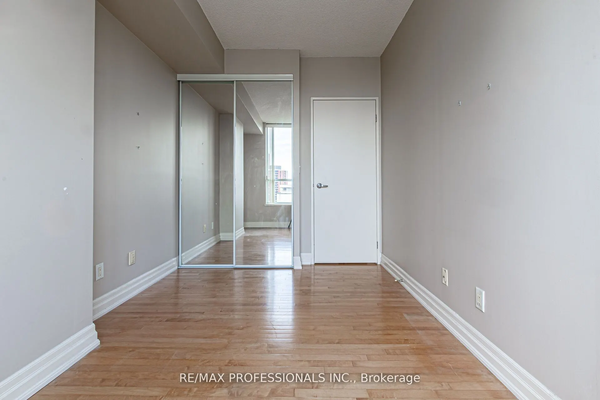 70 Alexander Street, #1007
