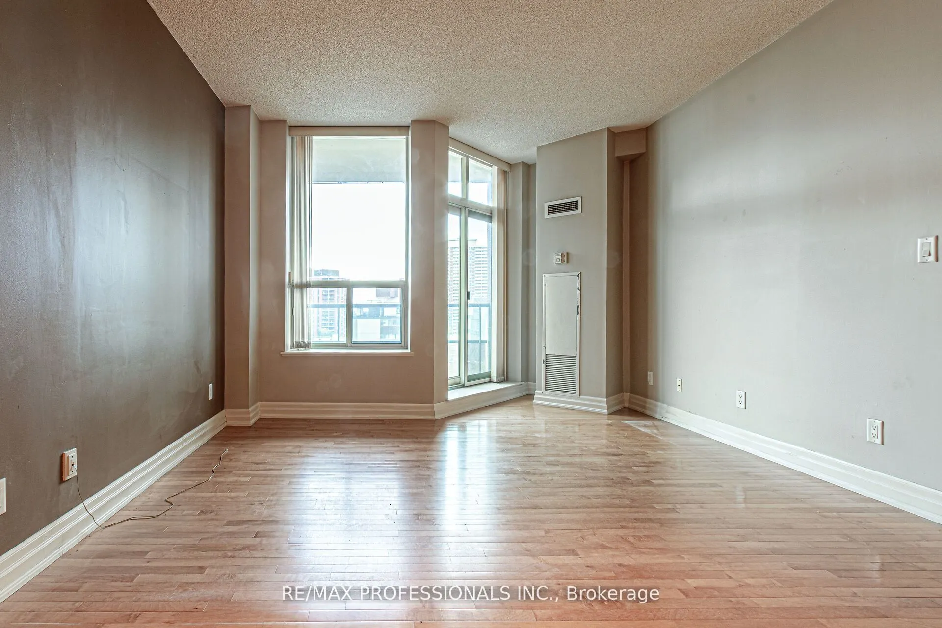70 Alexander Street, #1007