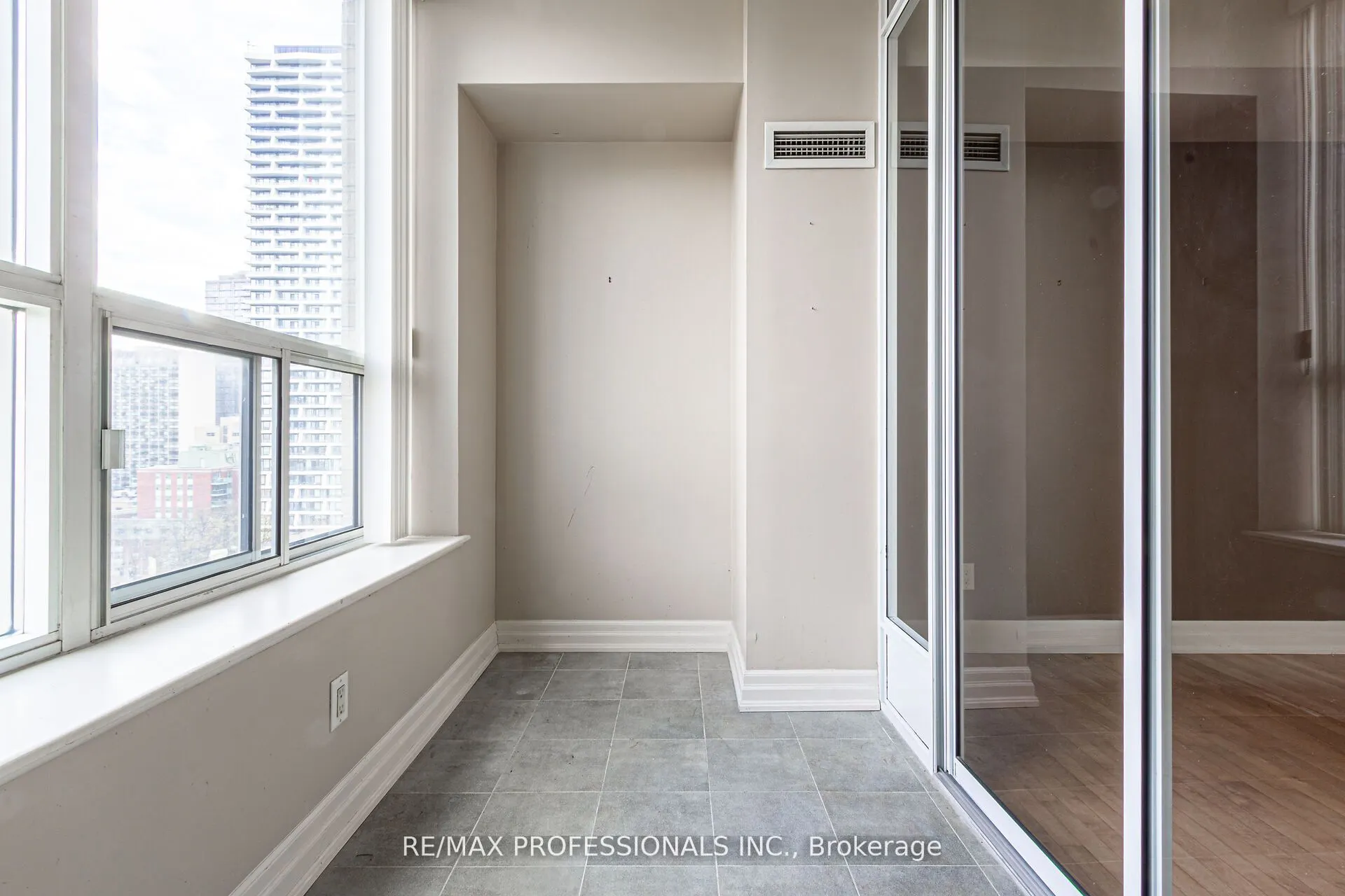 70 Alexander Street, #1007