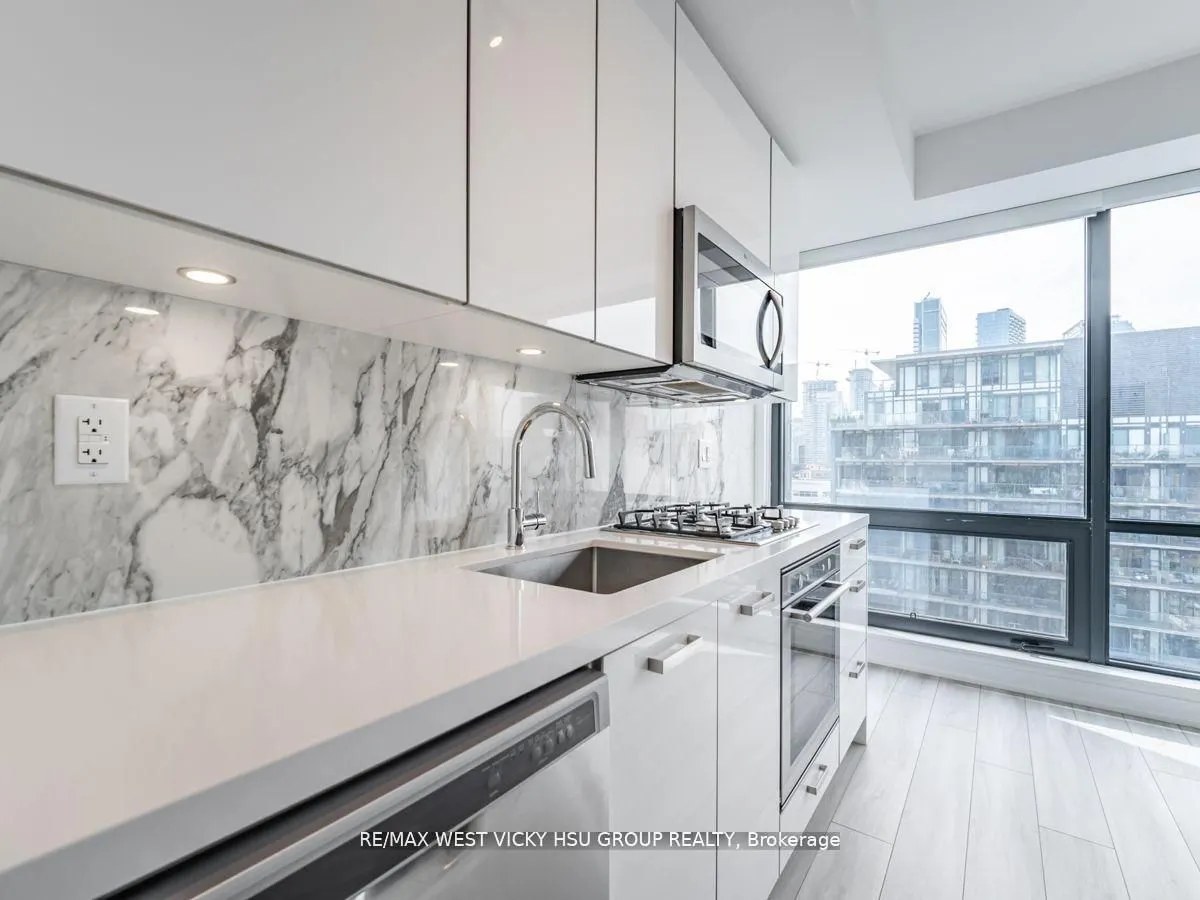 458 Richmond Street W, #806
