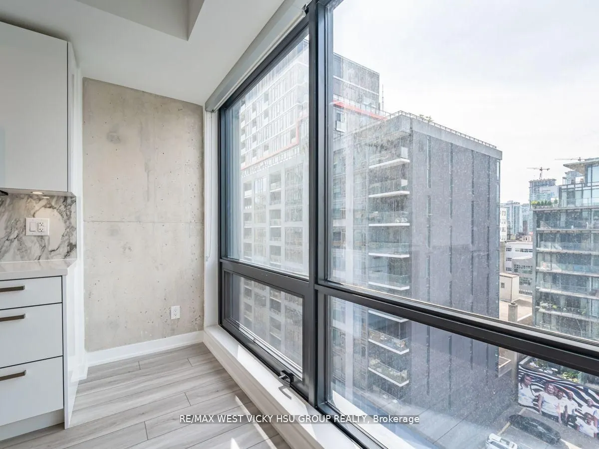 458 Richmond Street W, #806