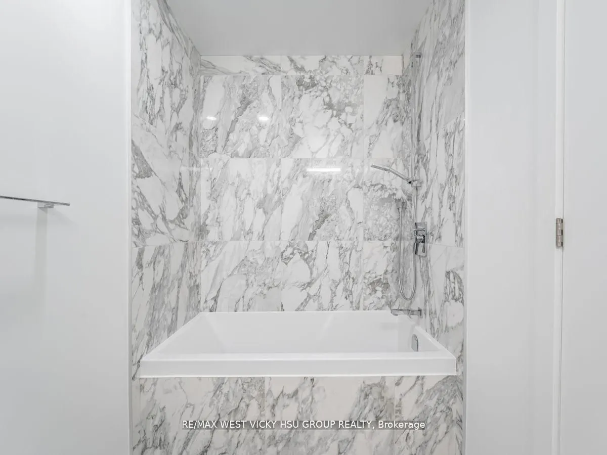 458 Richmond Street W, #806