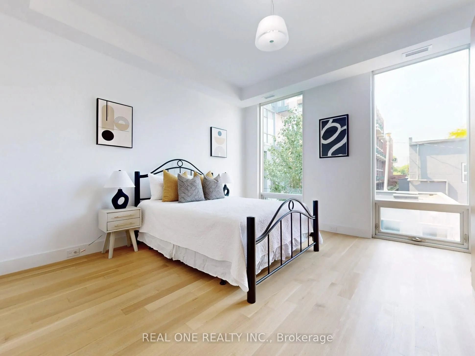 840 Richmond Street W