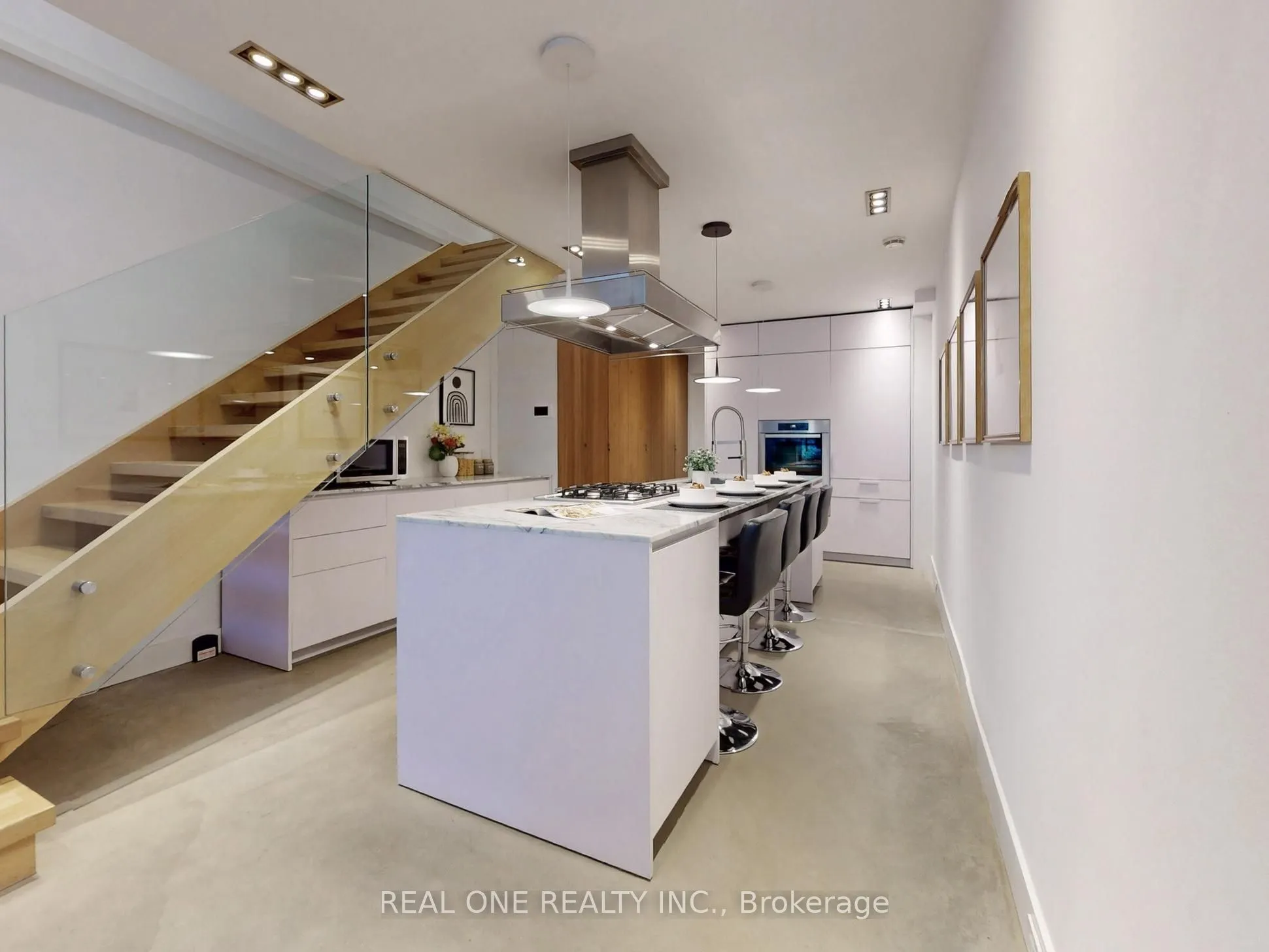 840 Richmond Street W