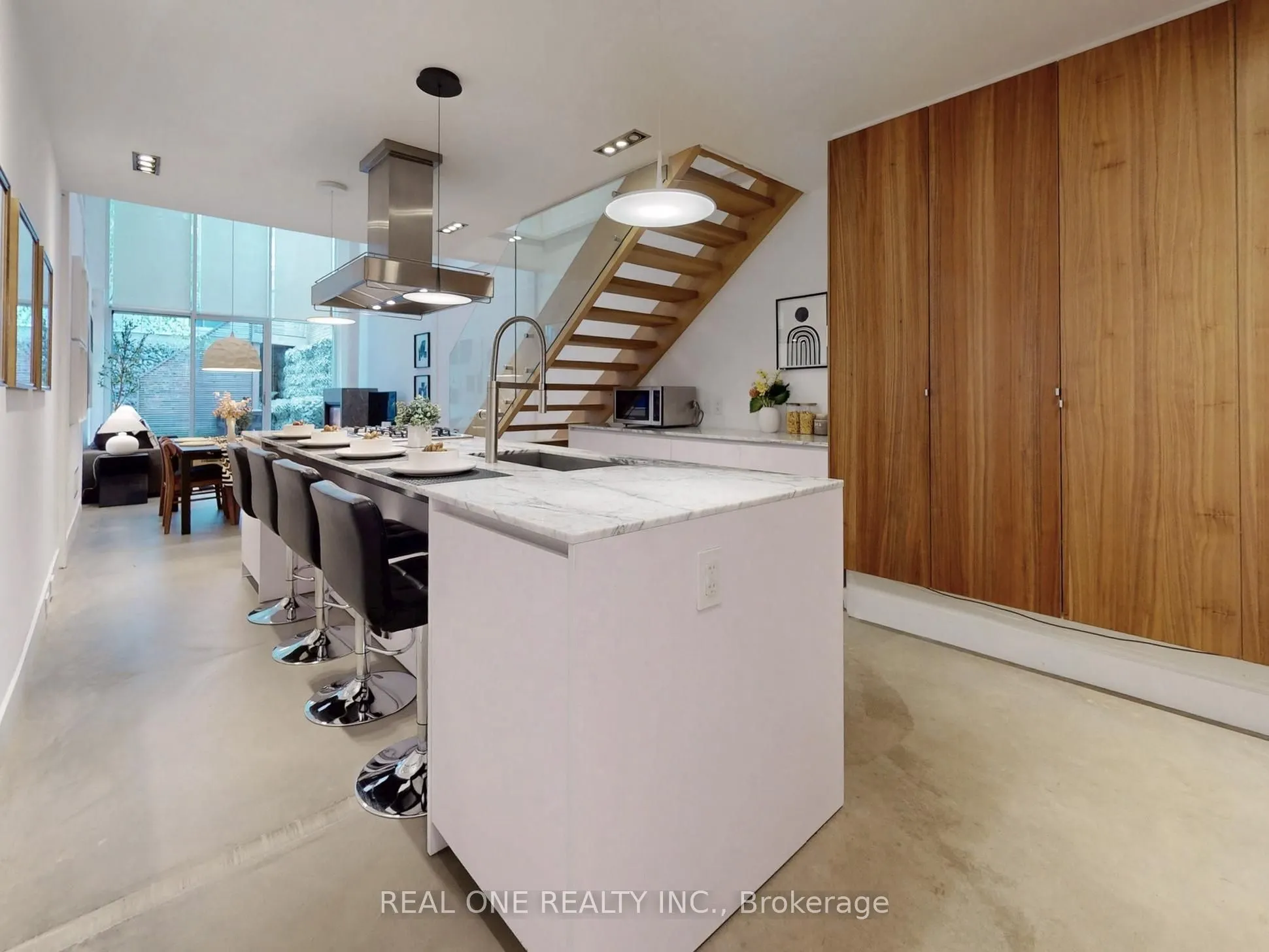 840 Richmond Street W