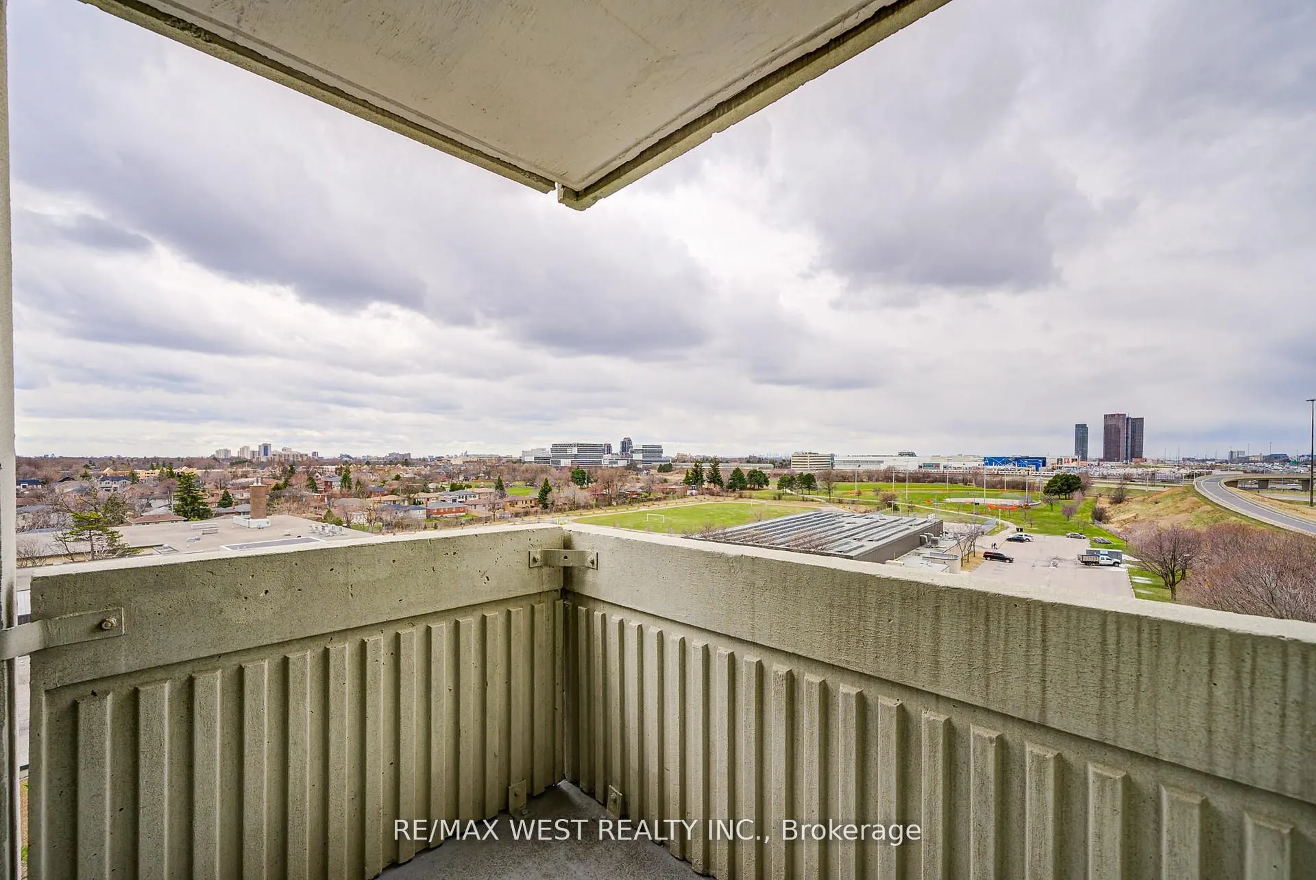 150 Neptune Drive, #906