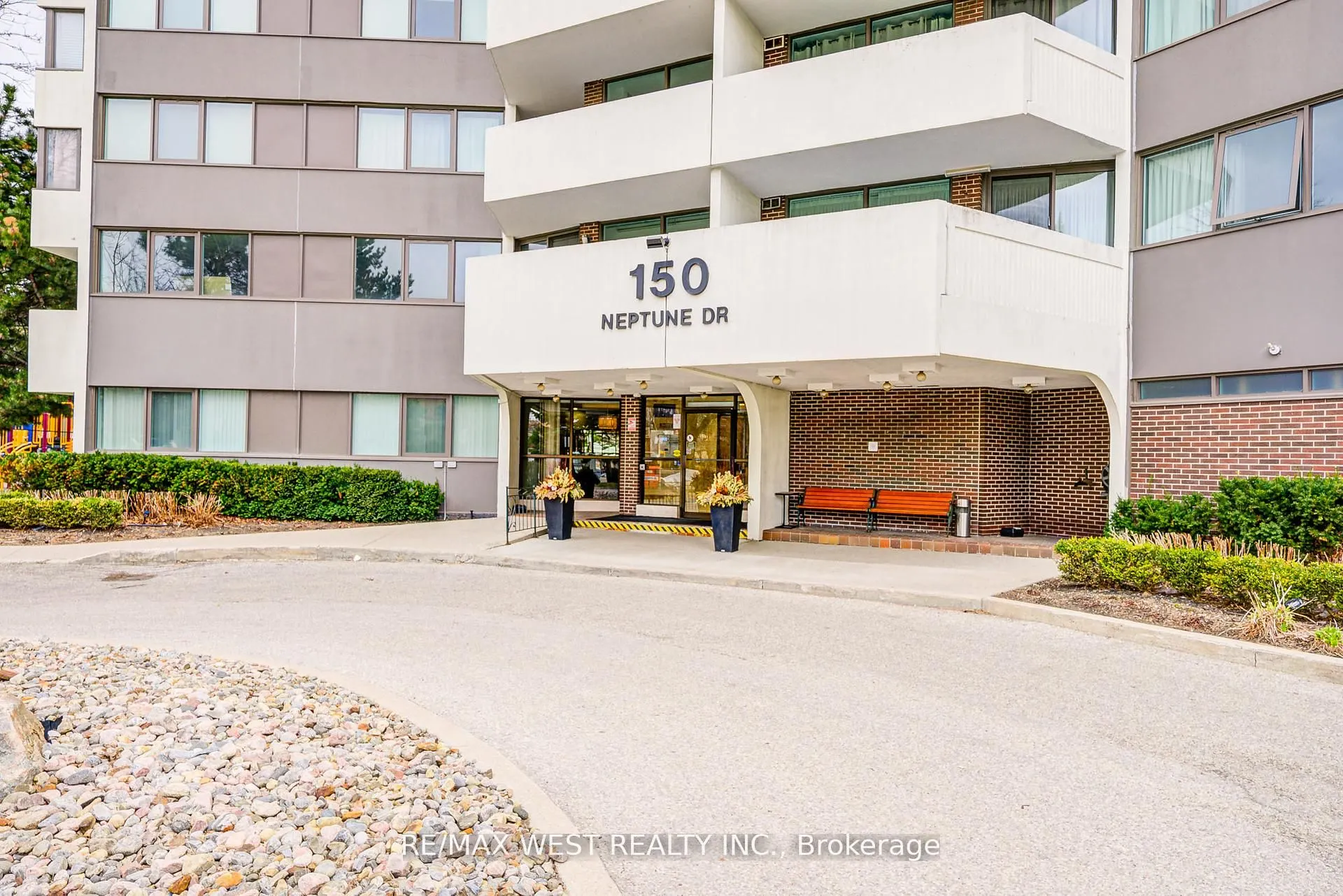 150 Neptune Drive, #906