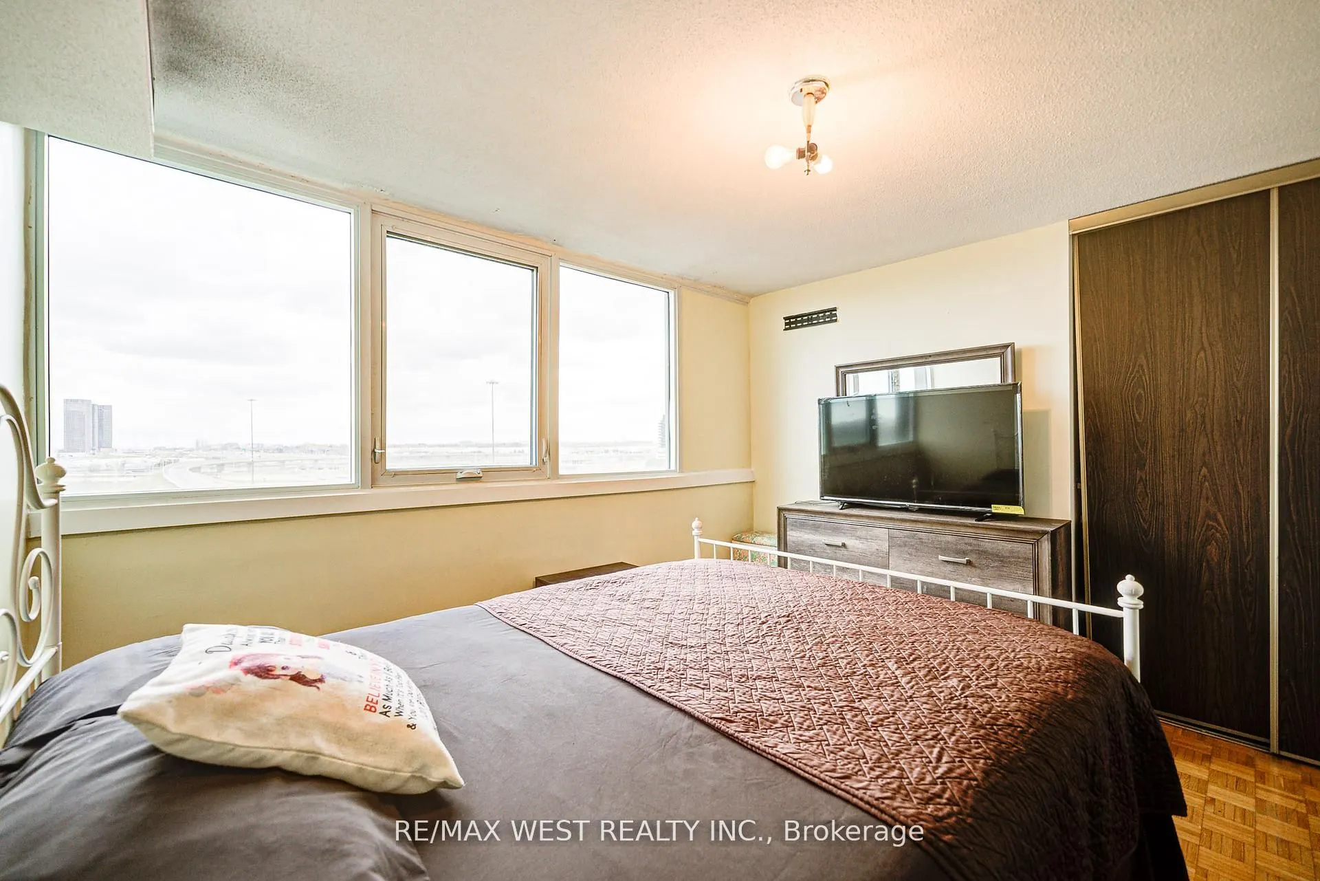 150 Neptune Drive, #906
