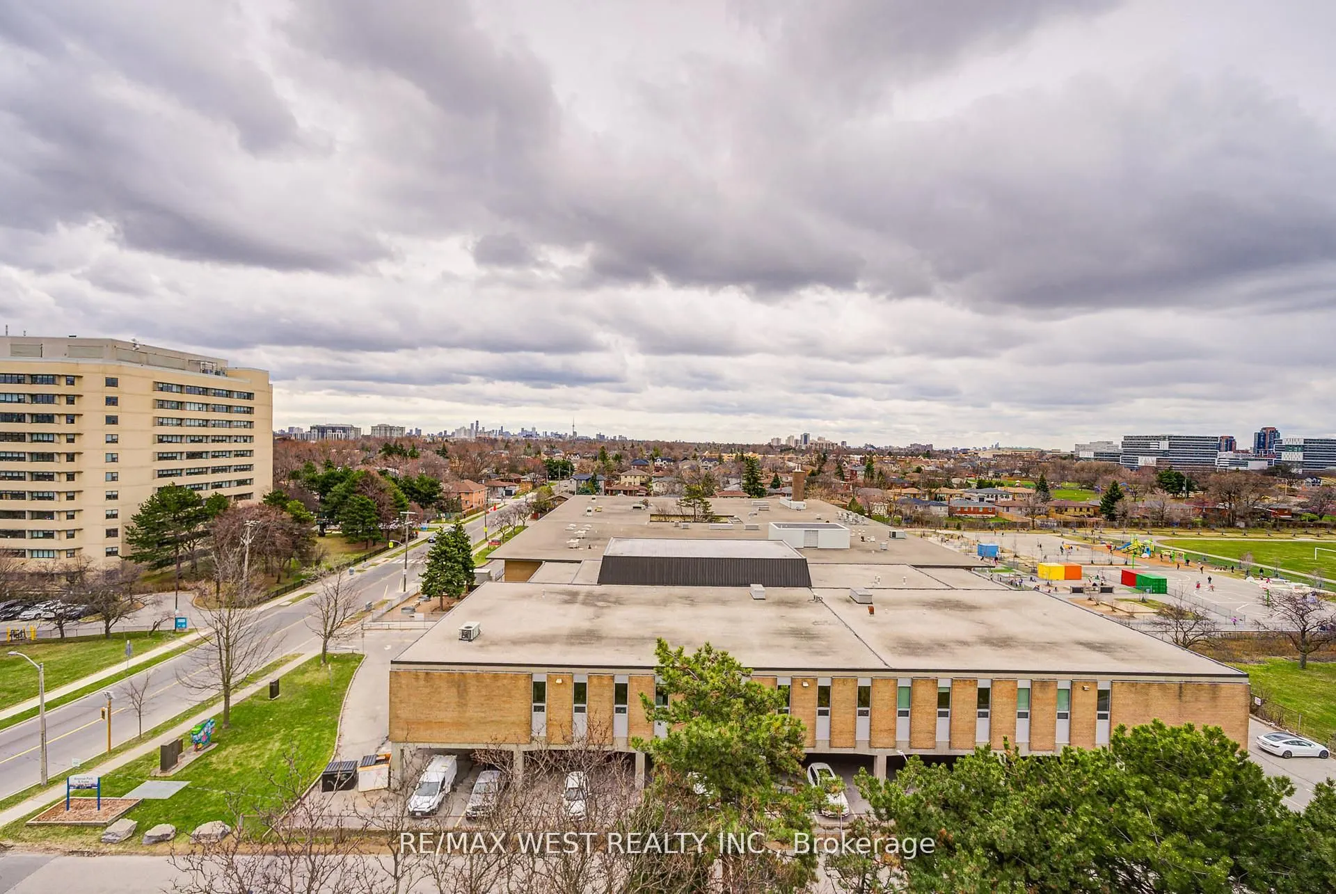150 Neptune Drive, #906