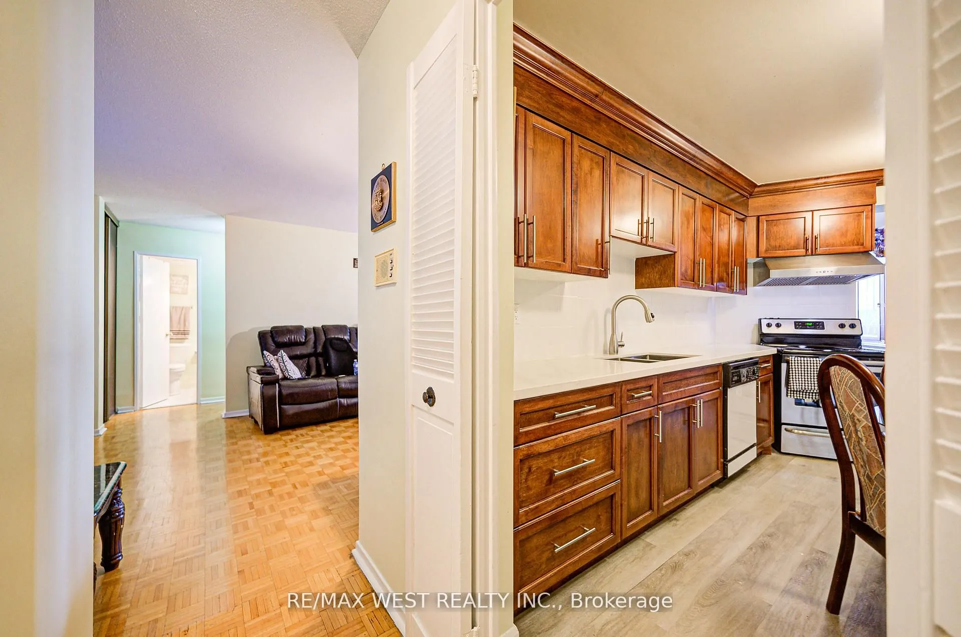 150 Neptune Drive, #906