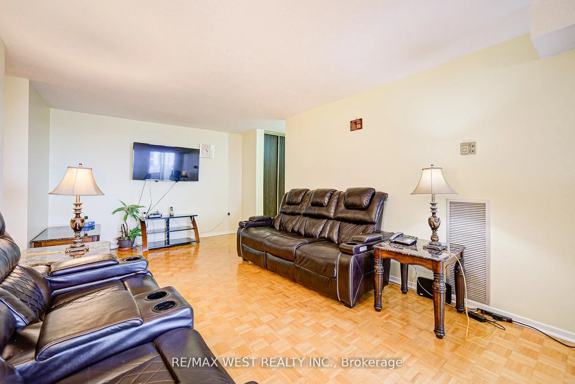 150 Neptune Drive, #906