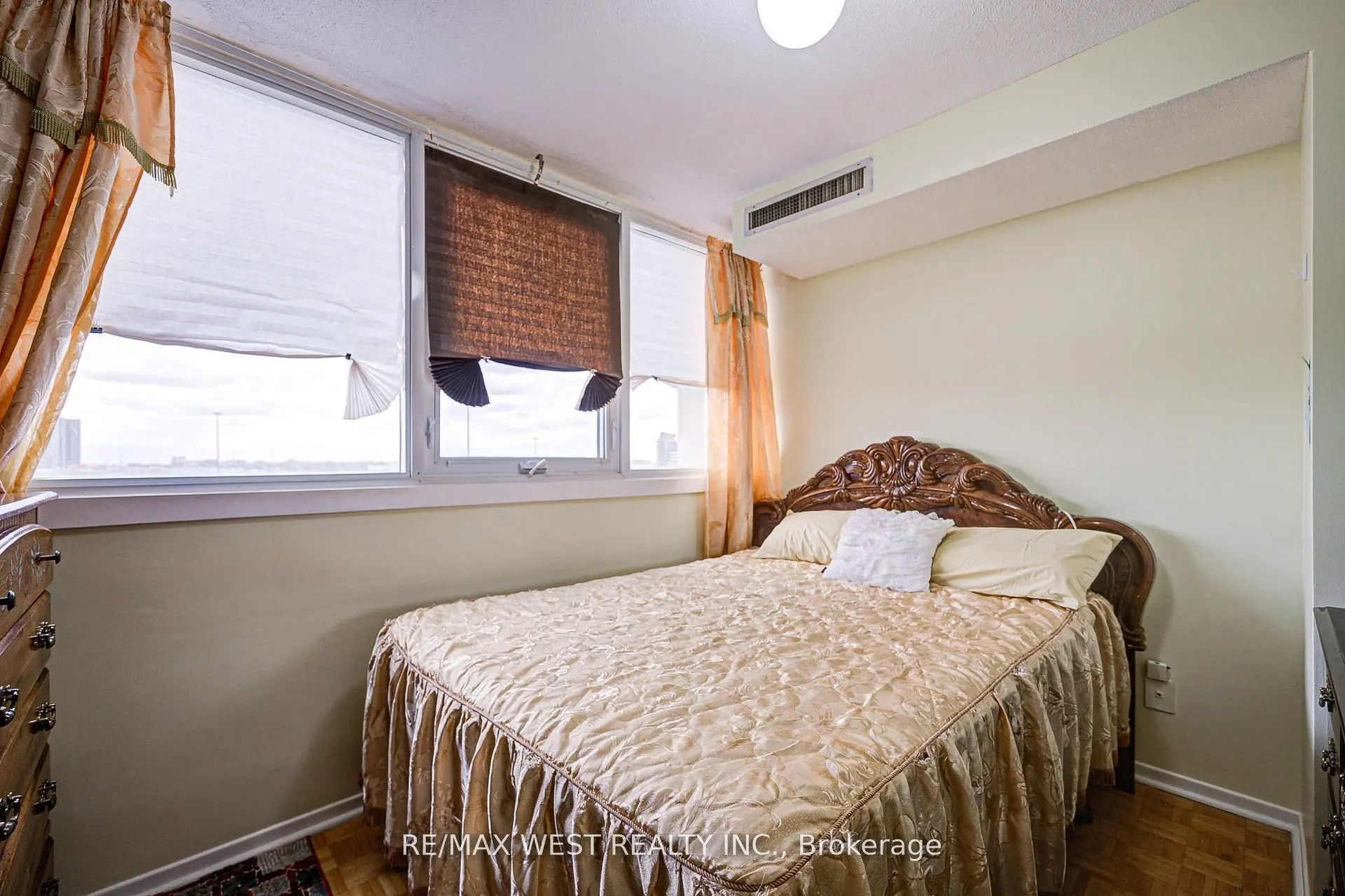 150 Neptune Drive, #906