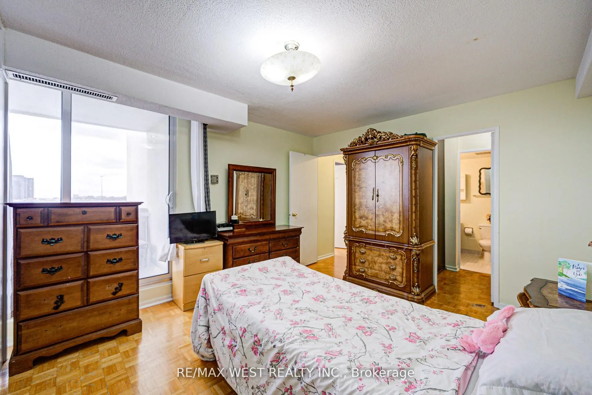 150 Neptune Drive, #906
