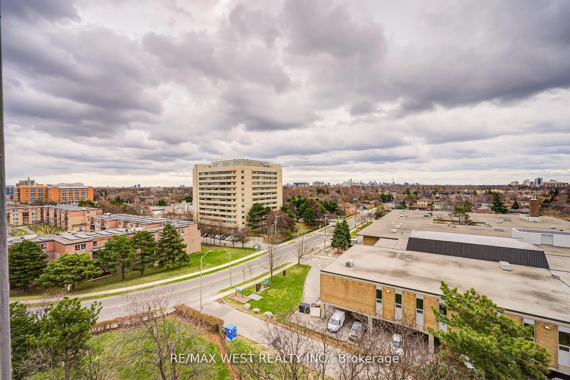 150 Neptune Drive, #906