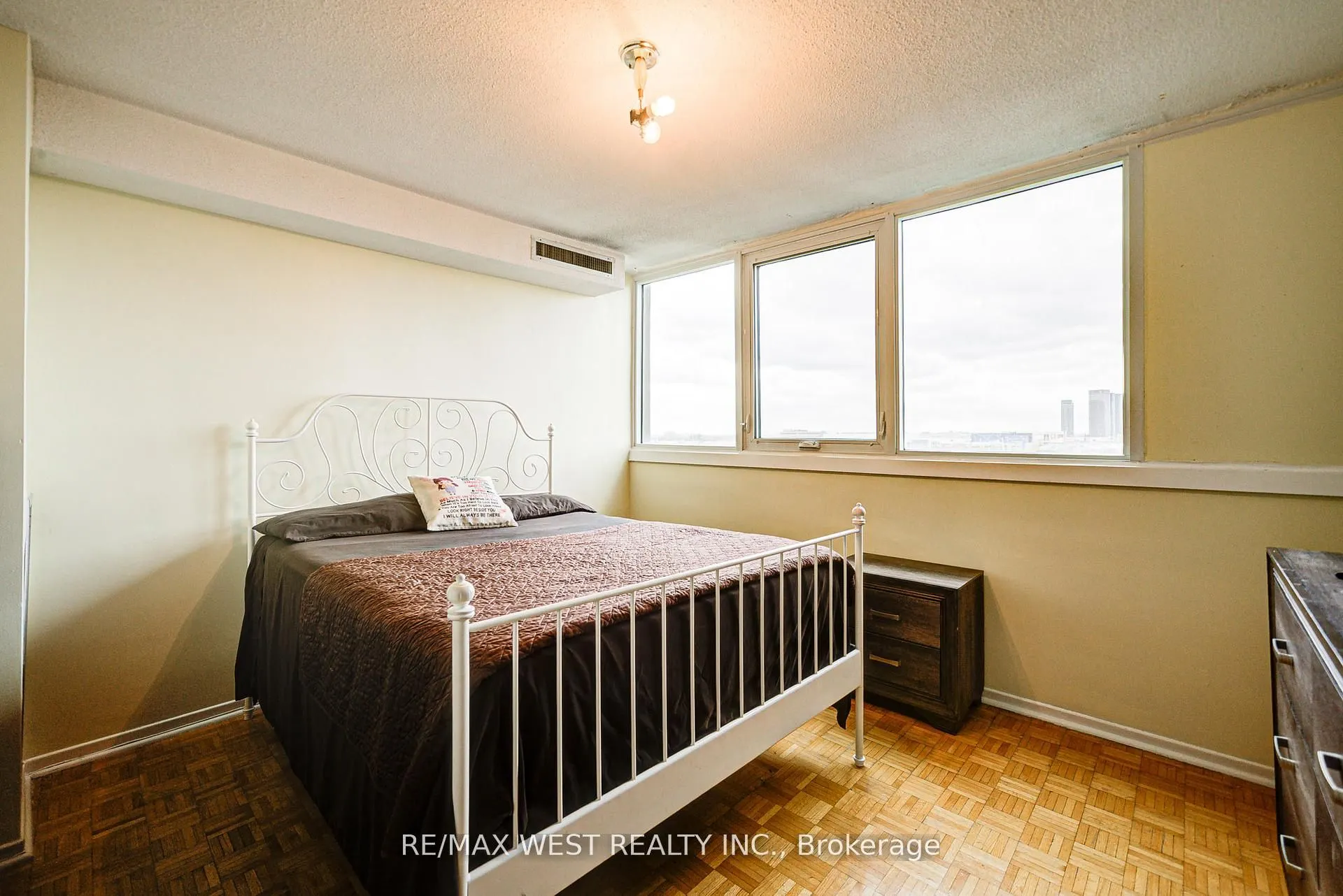 150 Neptune Drive, #906