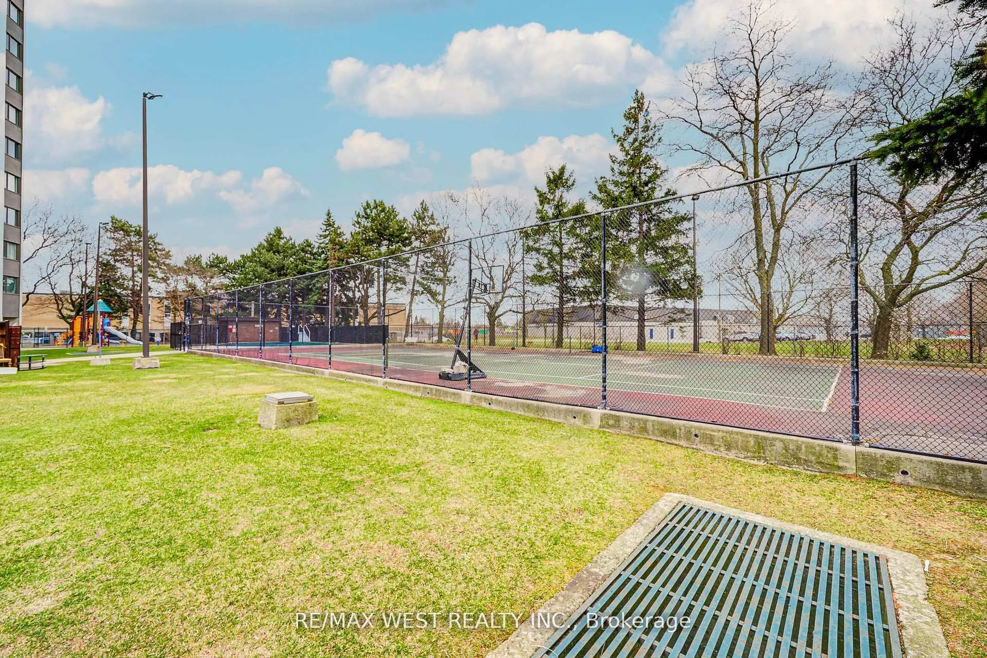 150 Neptune Drive, #906