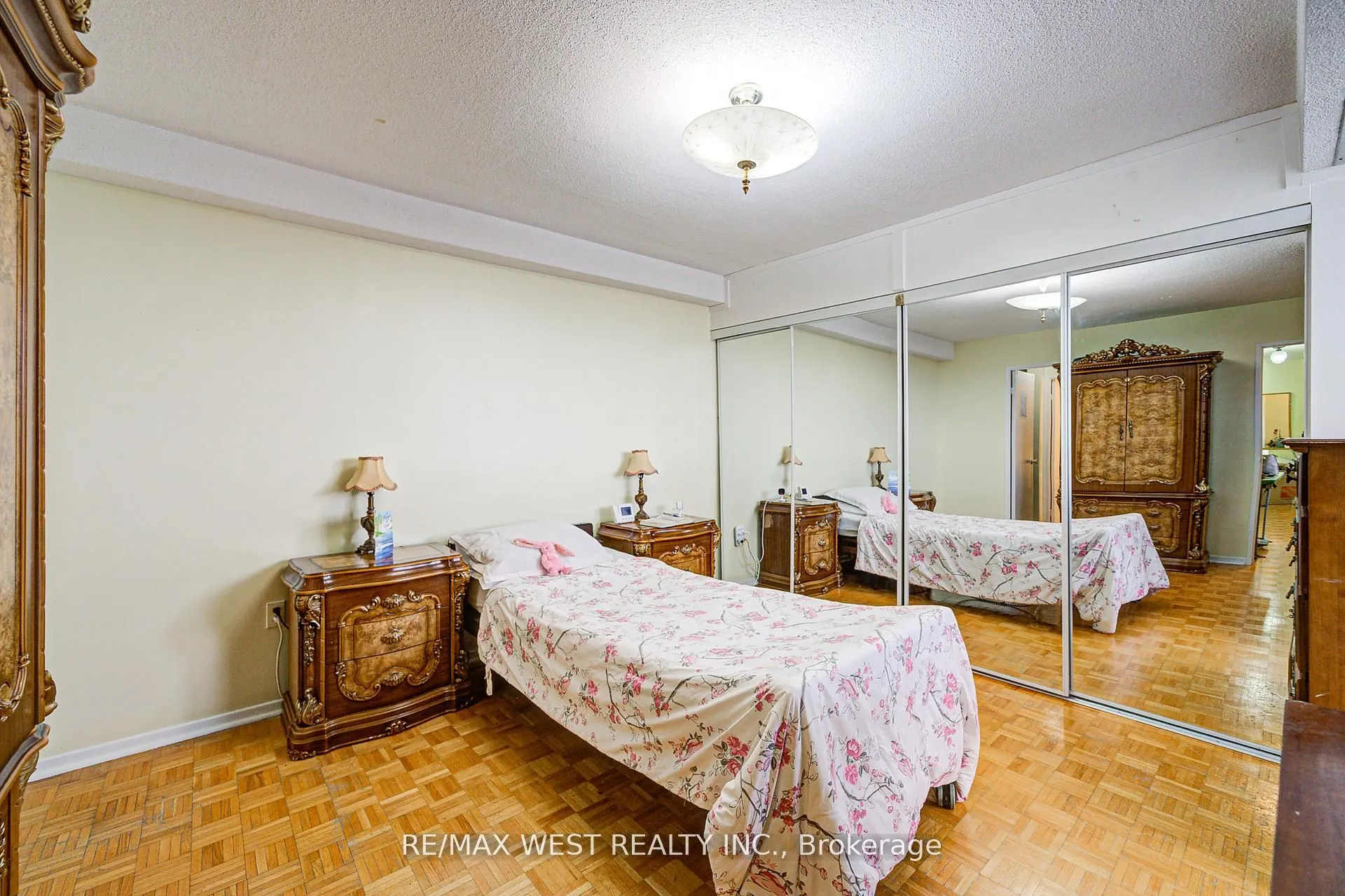 150 Neptune Drive, #906