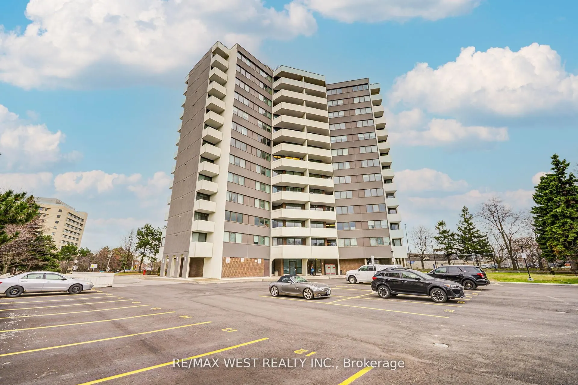 150 Neptune Drive, #906