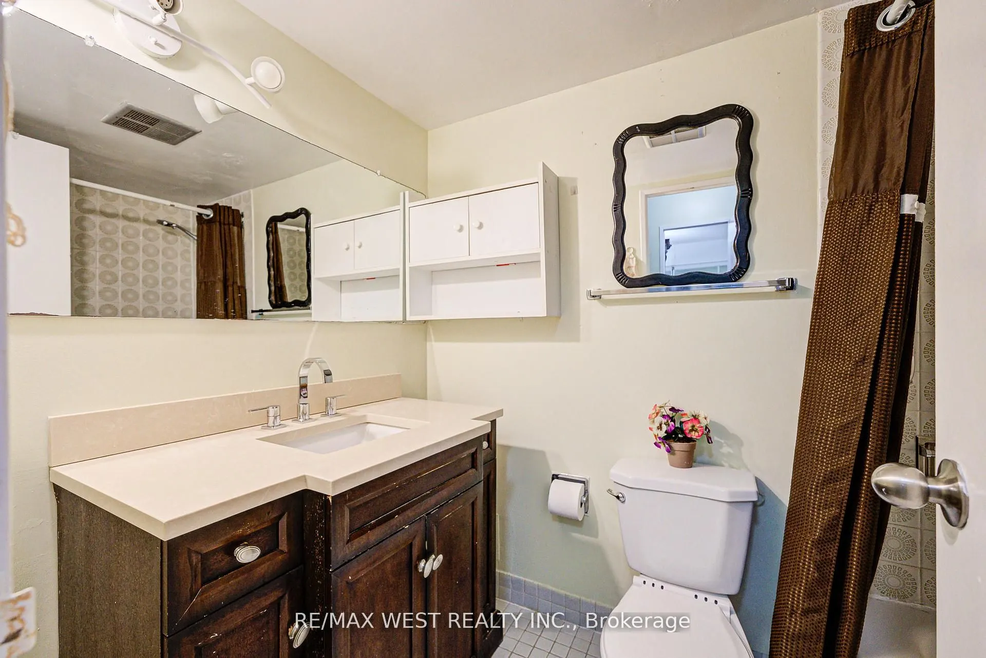 150 Neptune Drive, #906