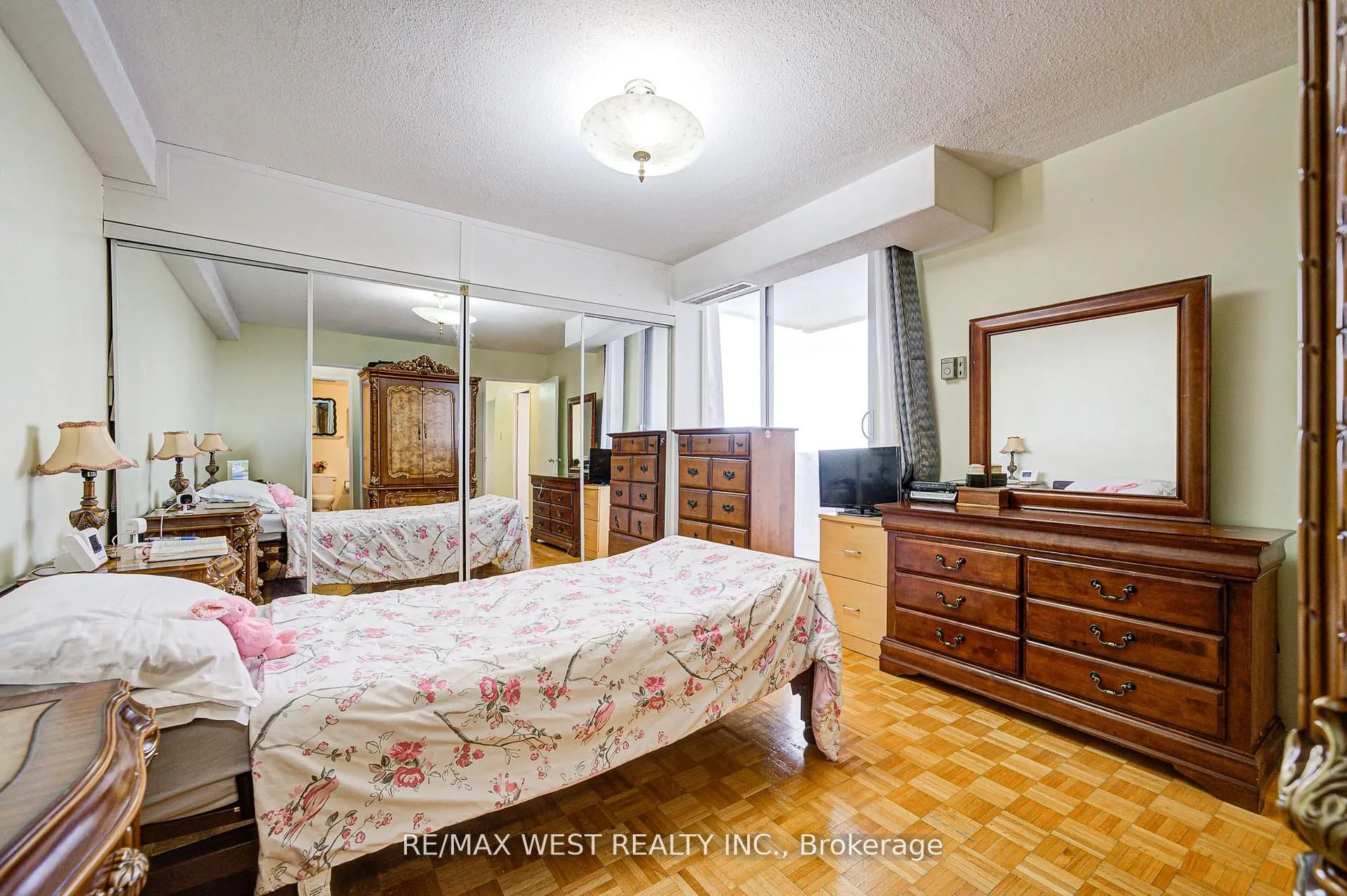 150 Neptune Drive, #906