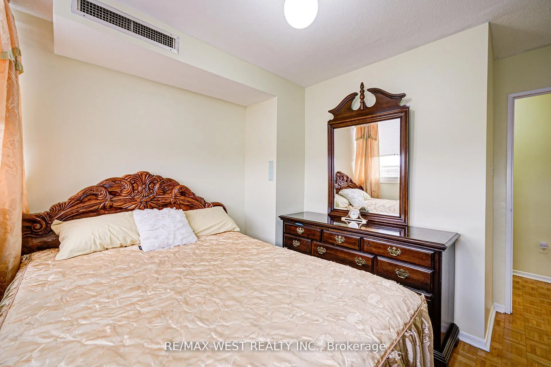 150 Neptune Drive, #906