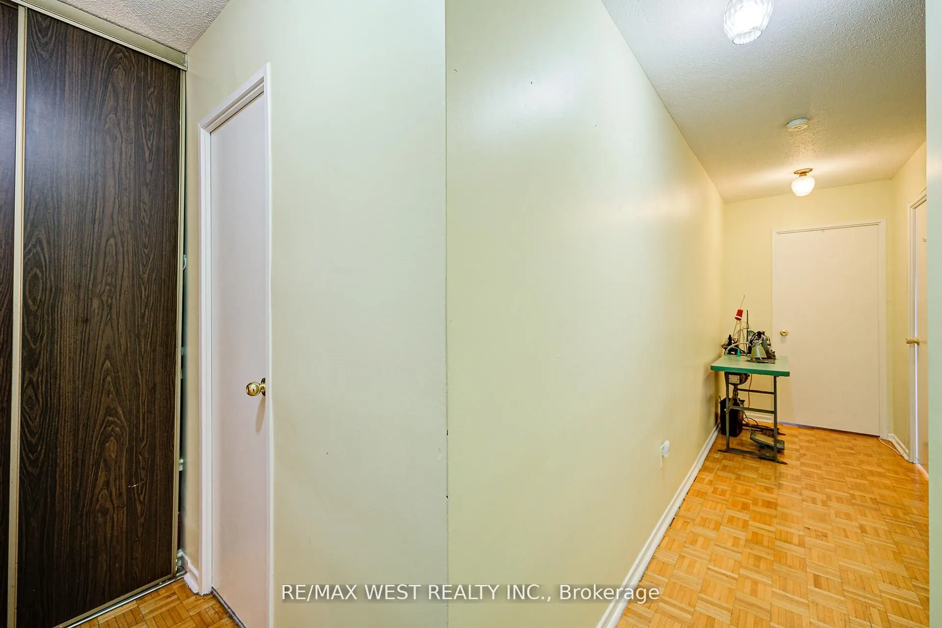 150 Neptune Drive, #906