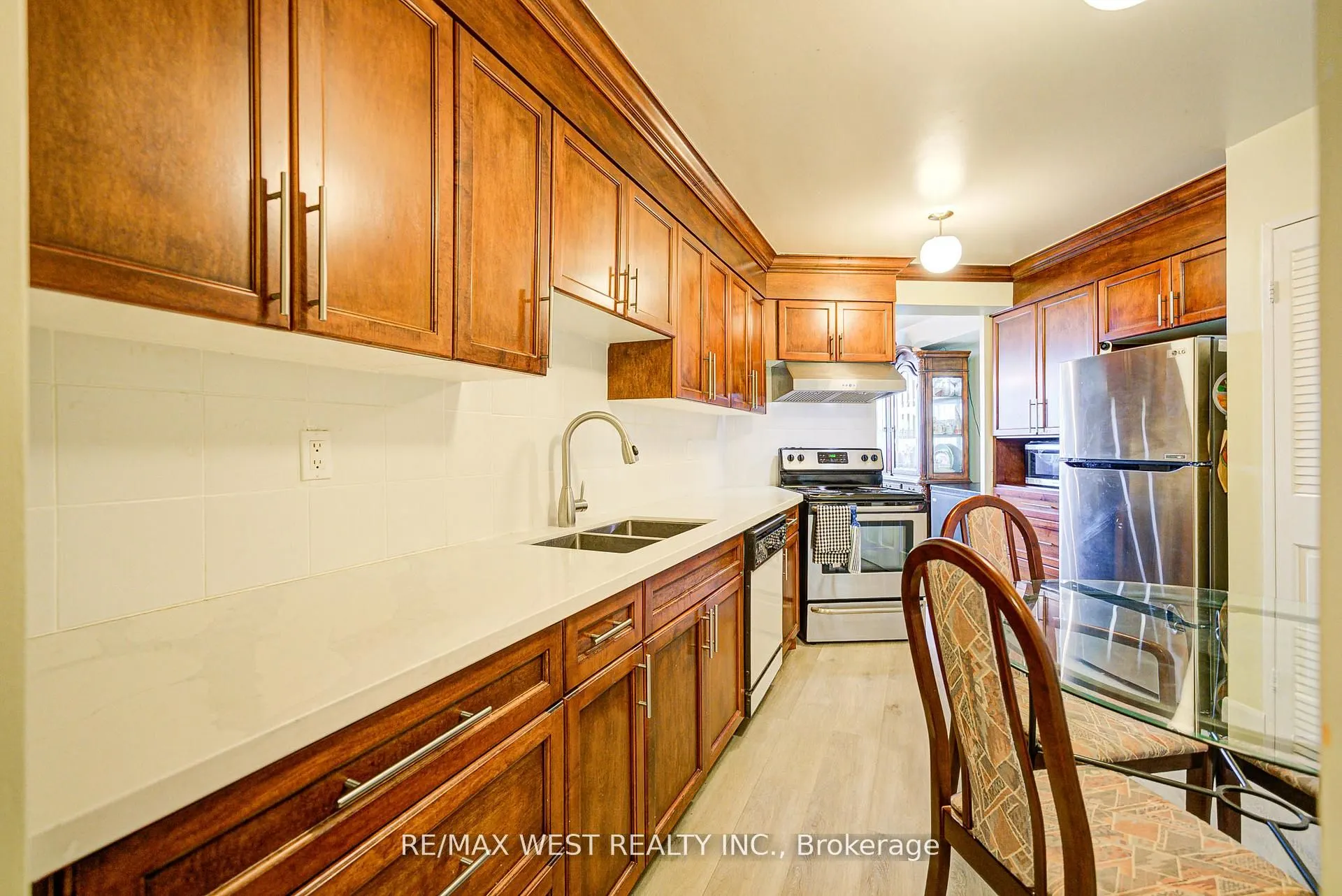 150 Neptune Drive, #906