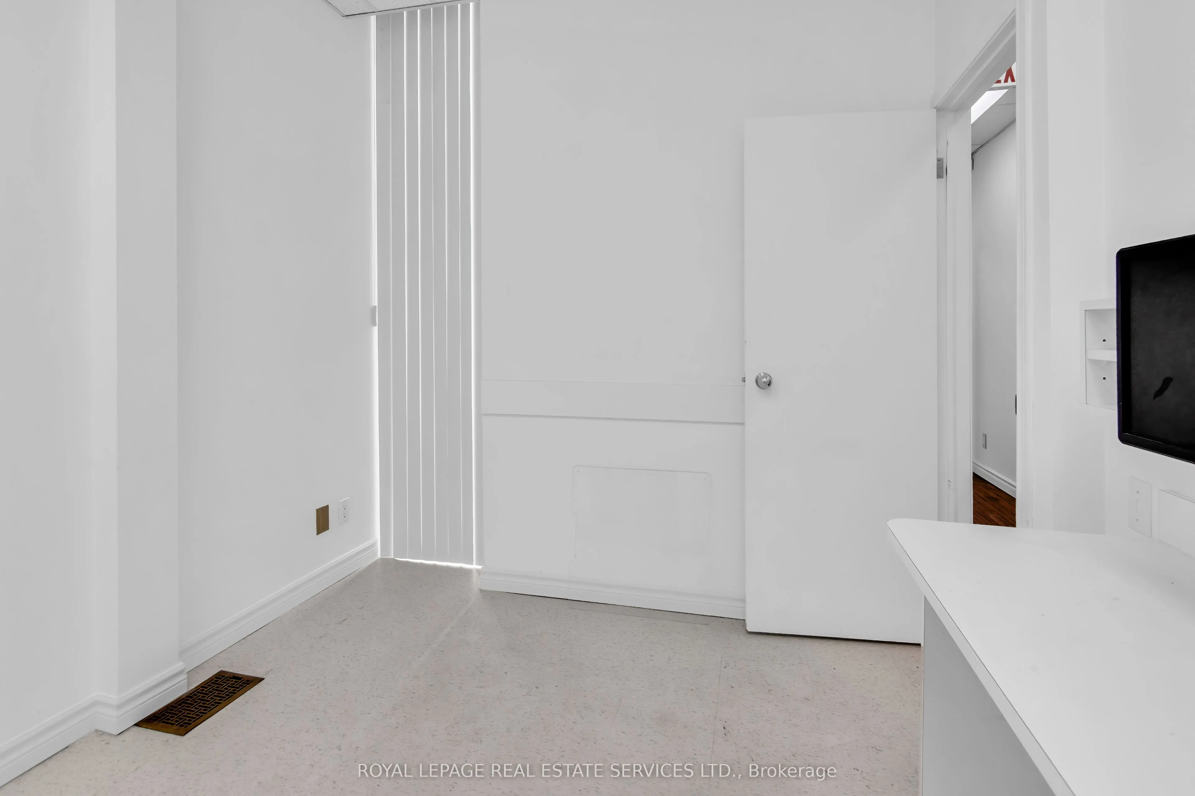 346 Dundas Street W, #Main Floor