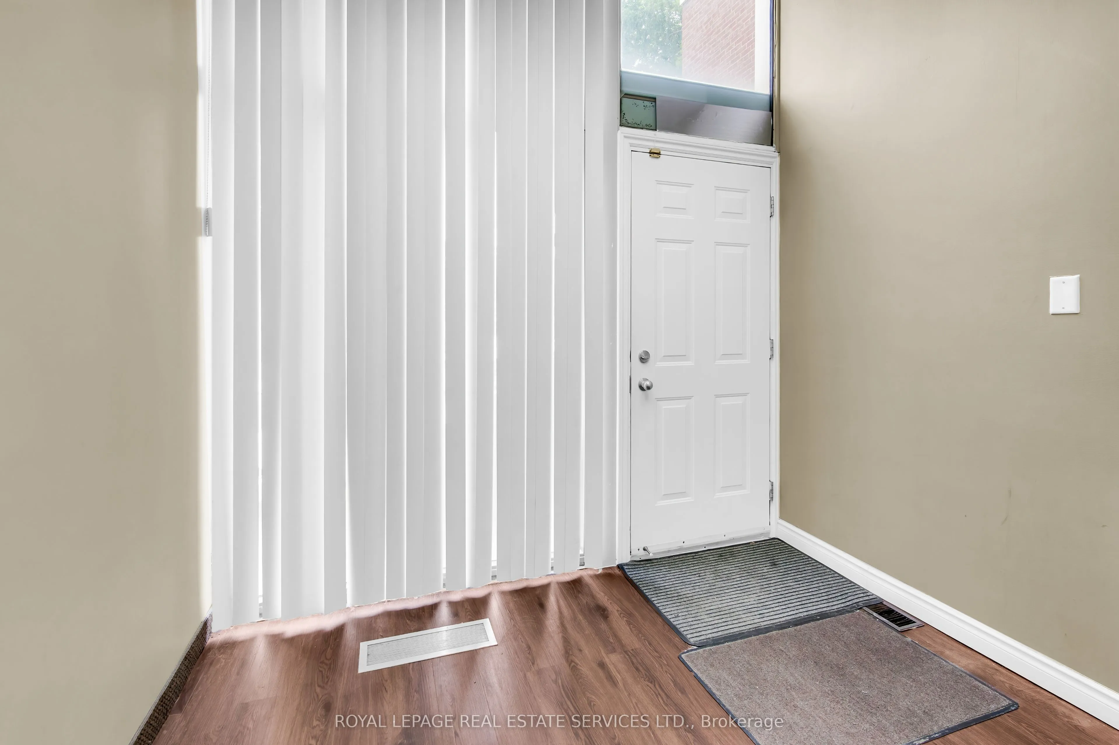 346 Dundas Street W, #Main Floor