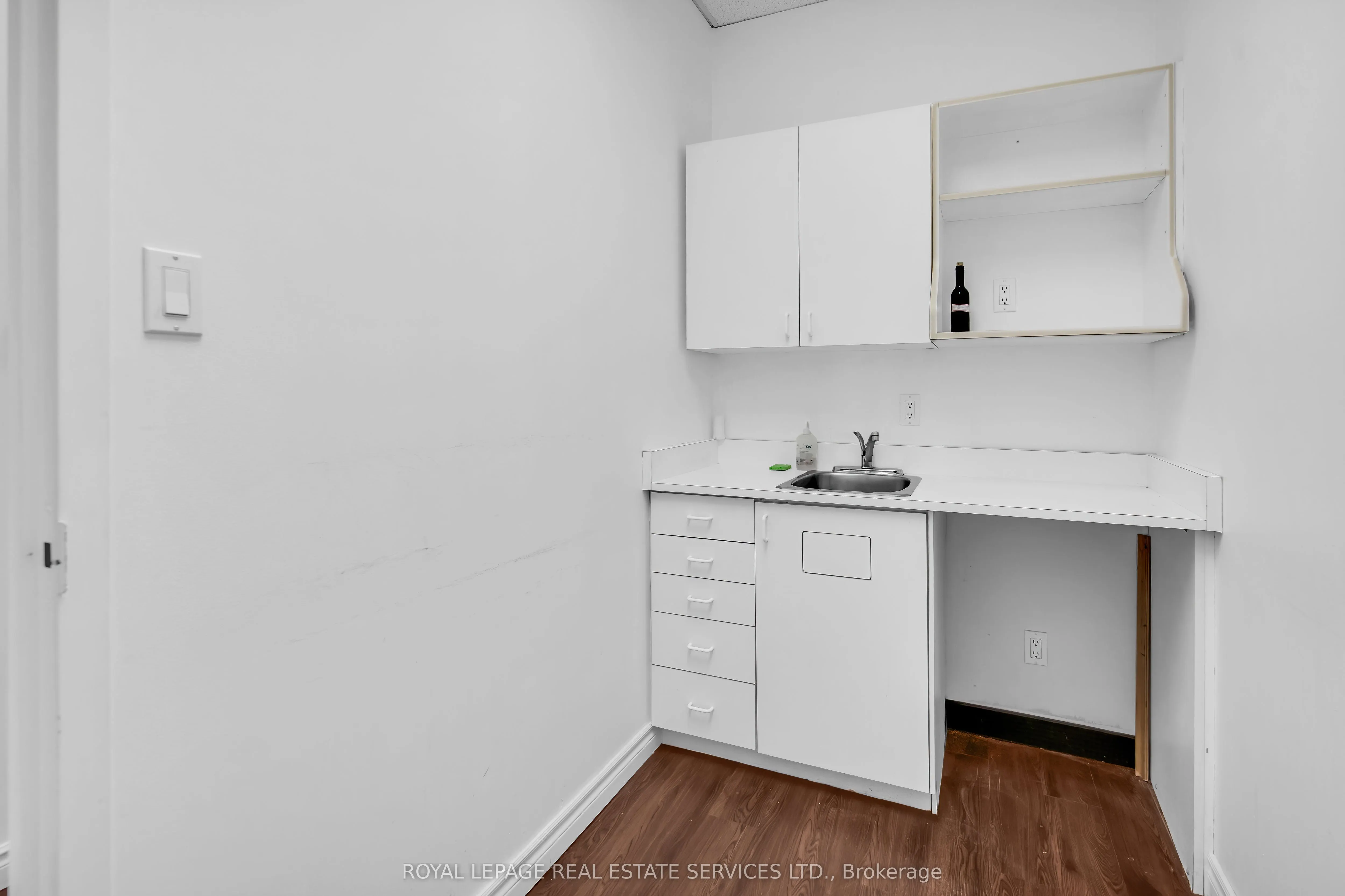 346 Dundas Street W, #Main Floor