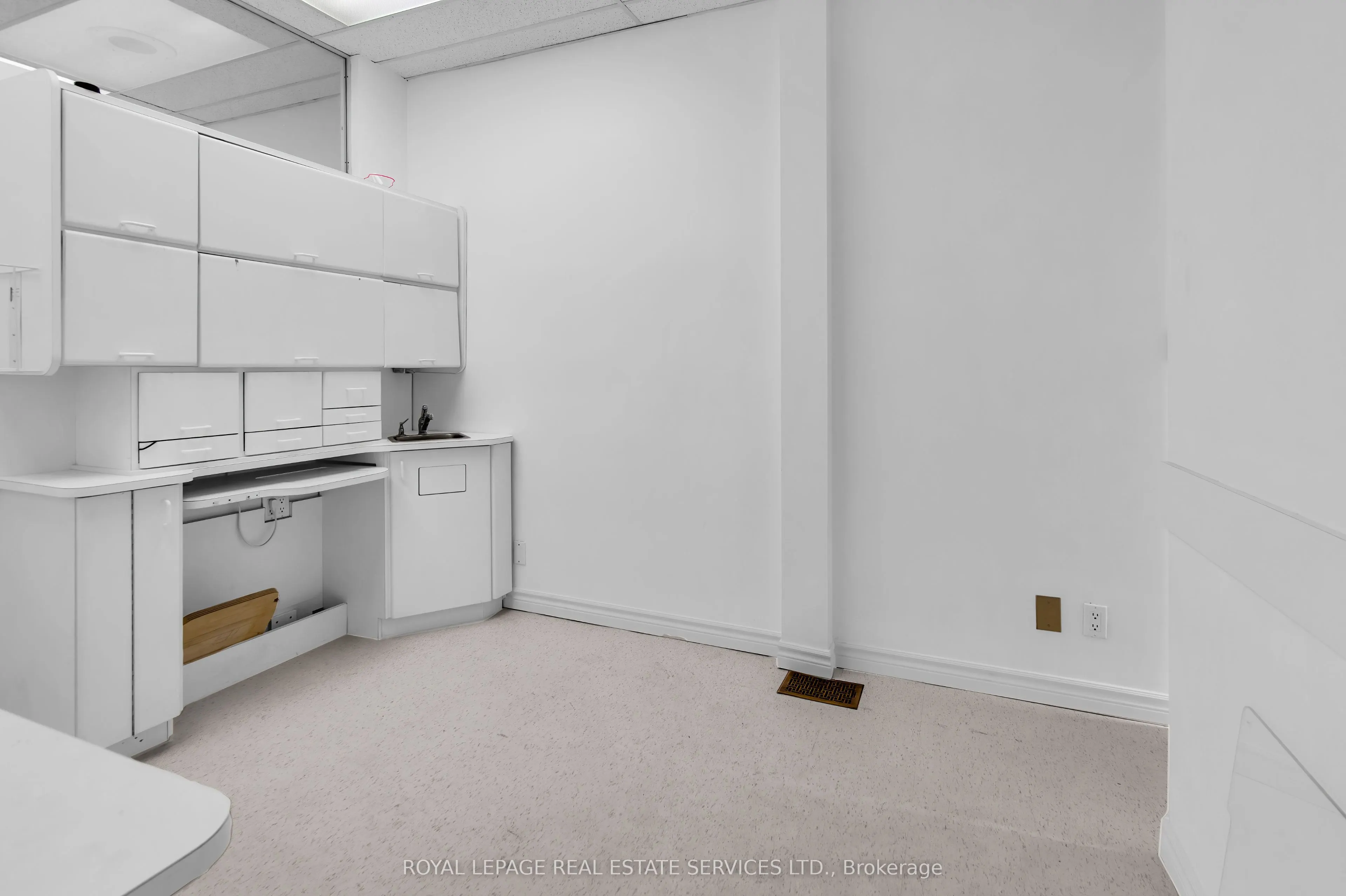 346 Dundas Street W, #Main Floor