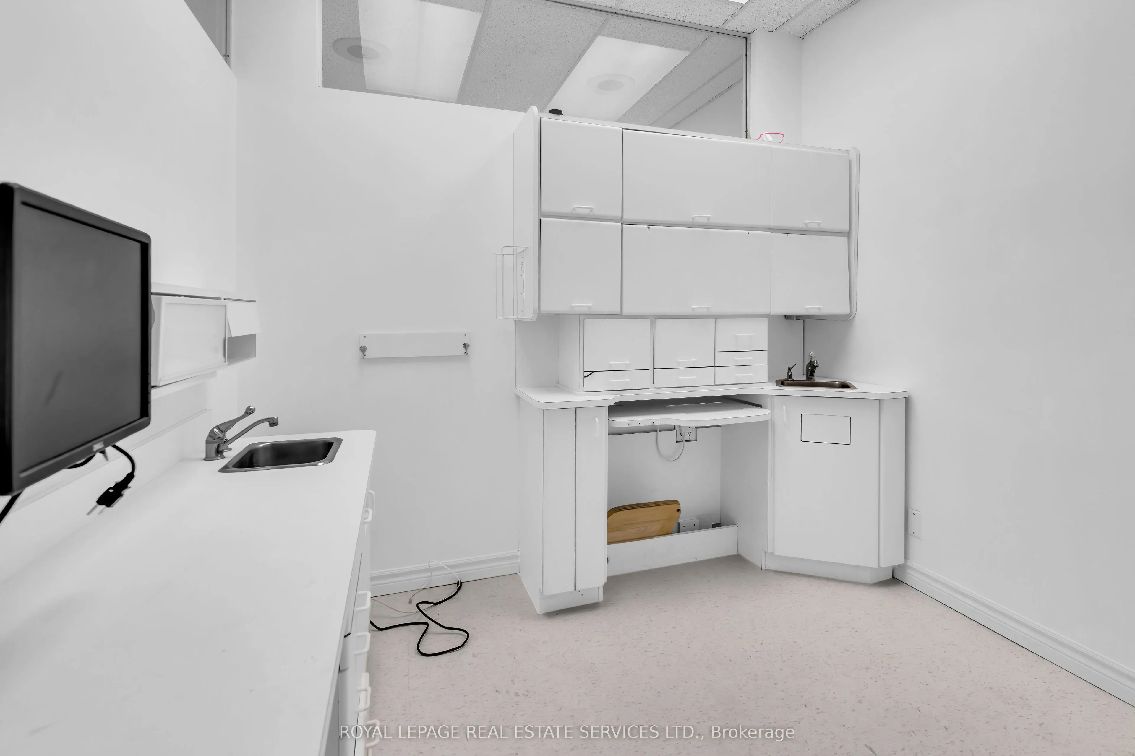 346 Dundas Street W, #Main Floor