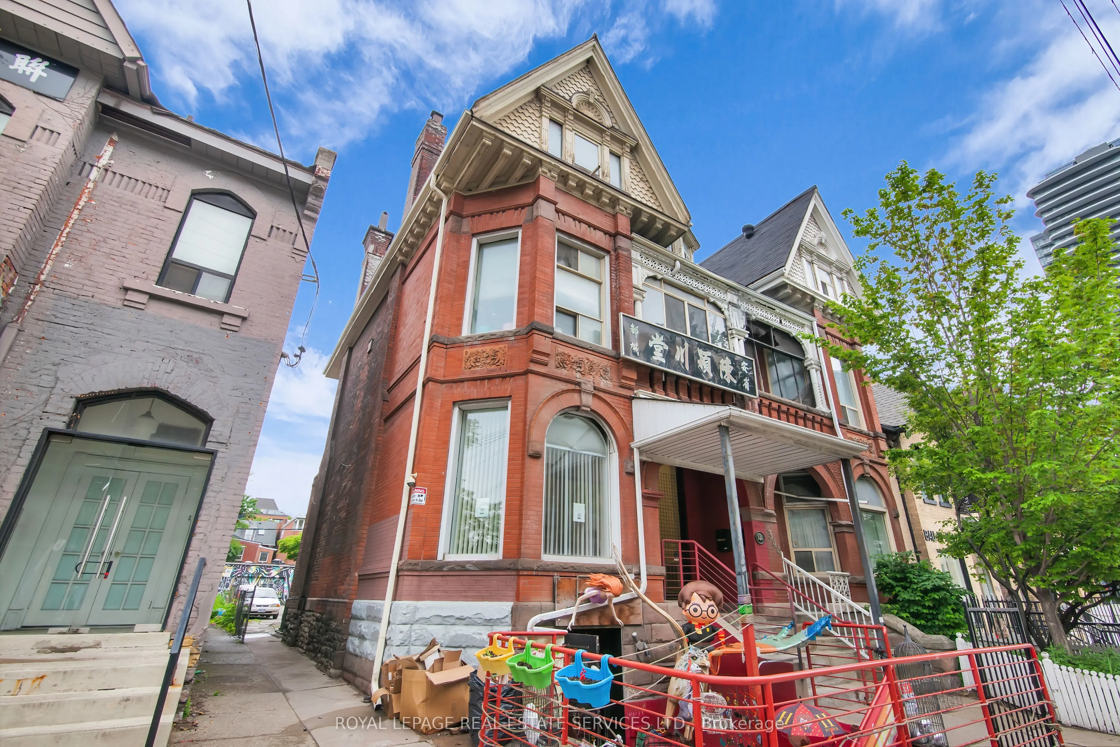 346 Dundas Street W, #Main Floor