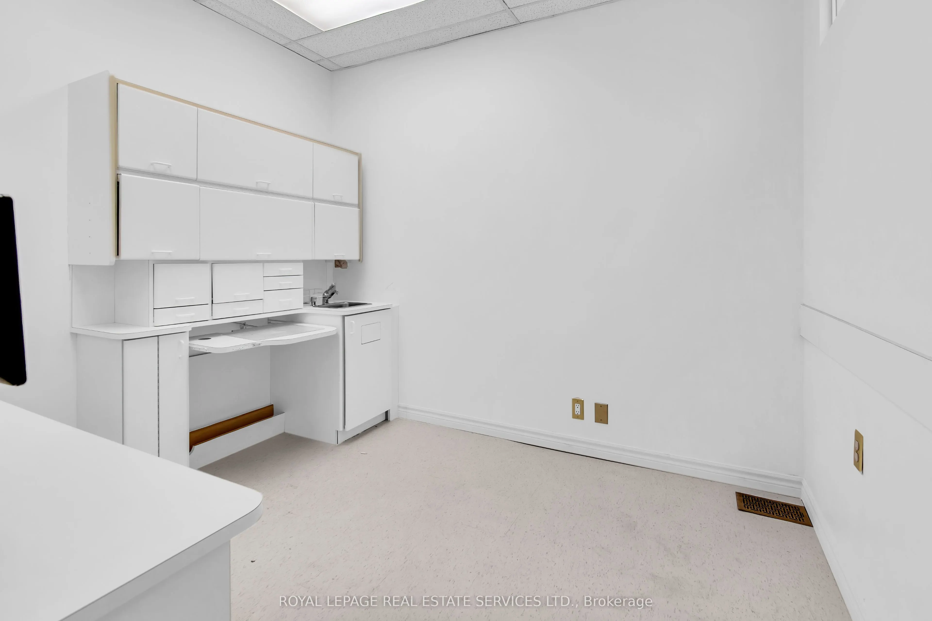 346 Dundas Street W, #Main Floor