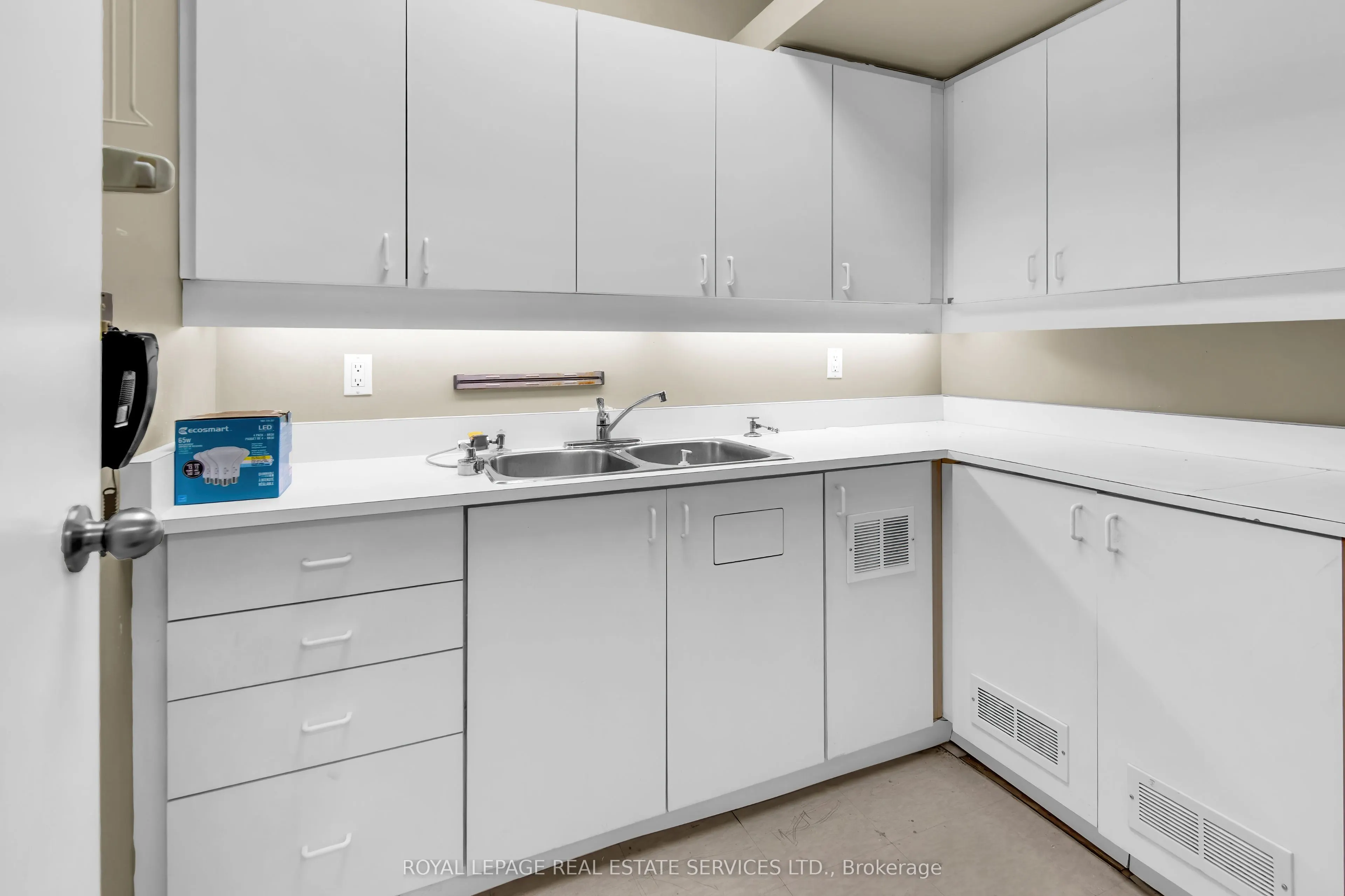 346 Dundas Street W, #Main Floor