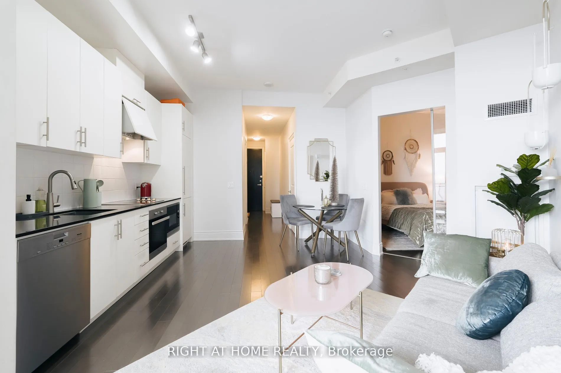 23 Glebe Road W, #918