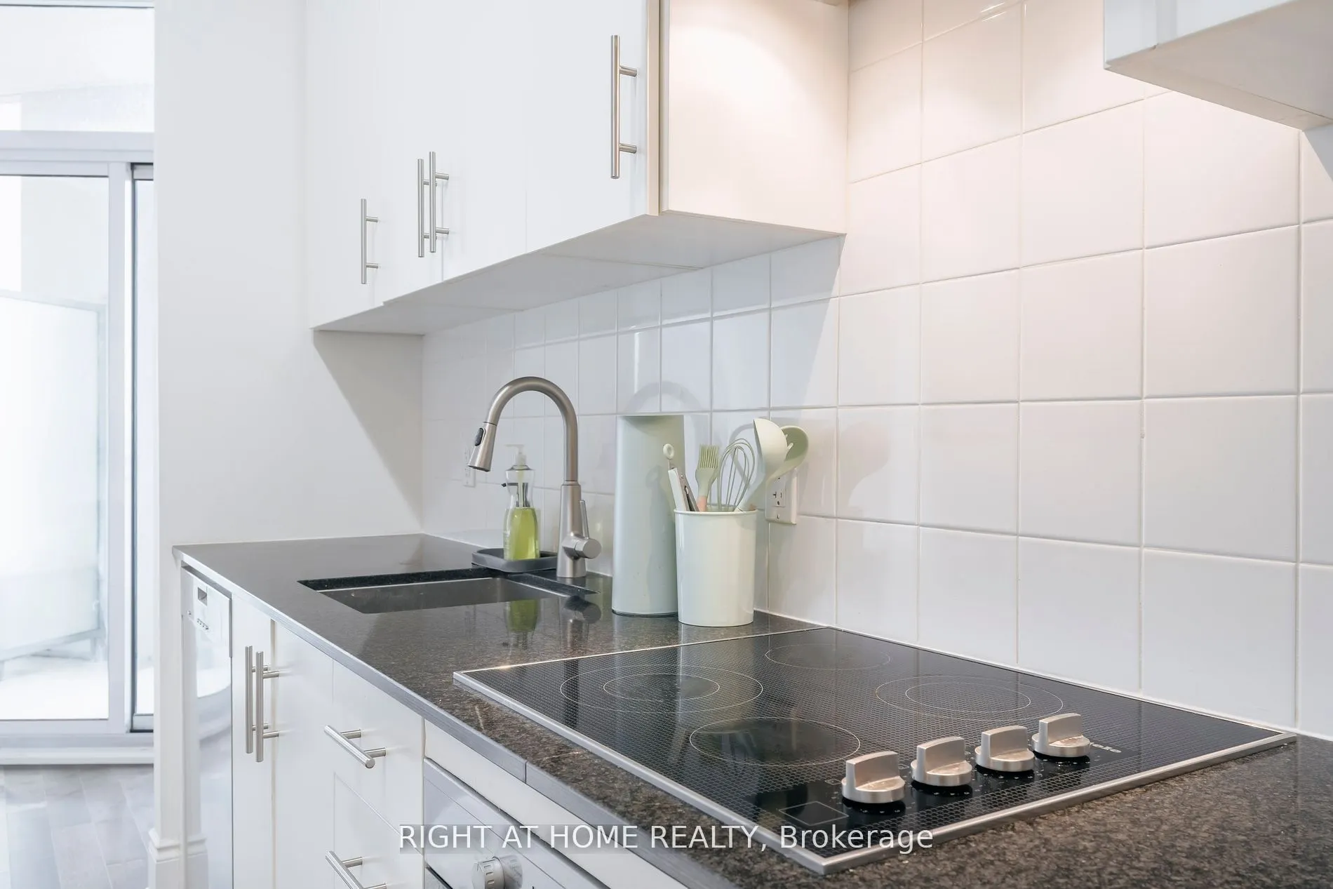 23 Glebe Road W, #918