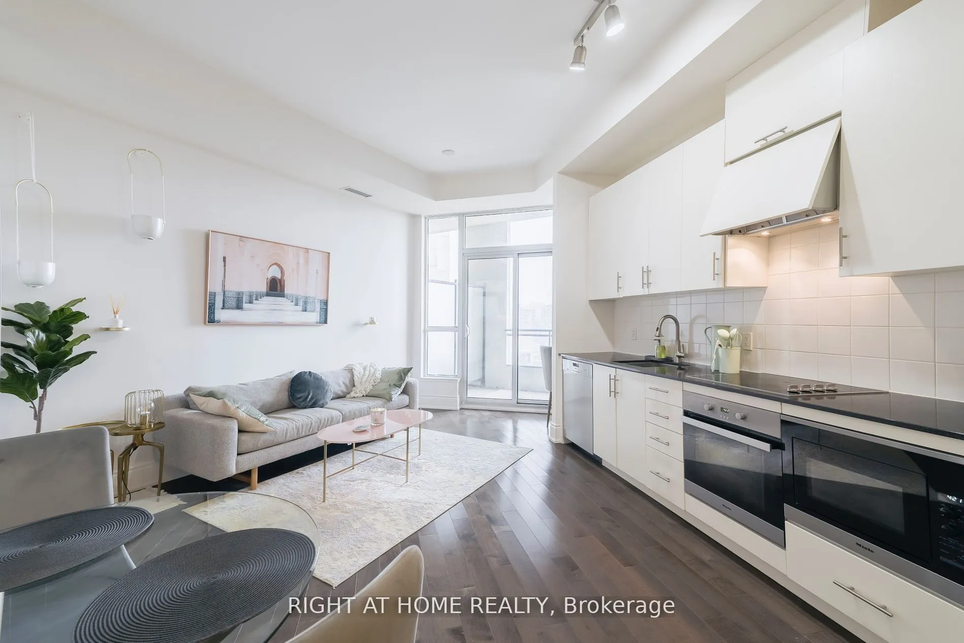 23 Glebe Road W, #918