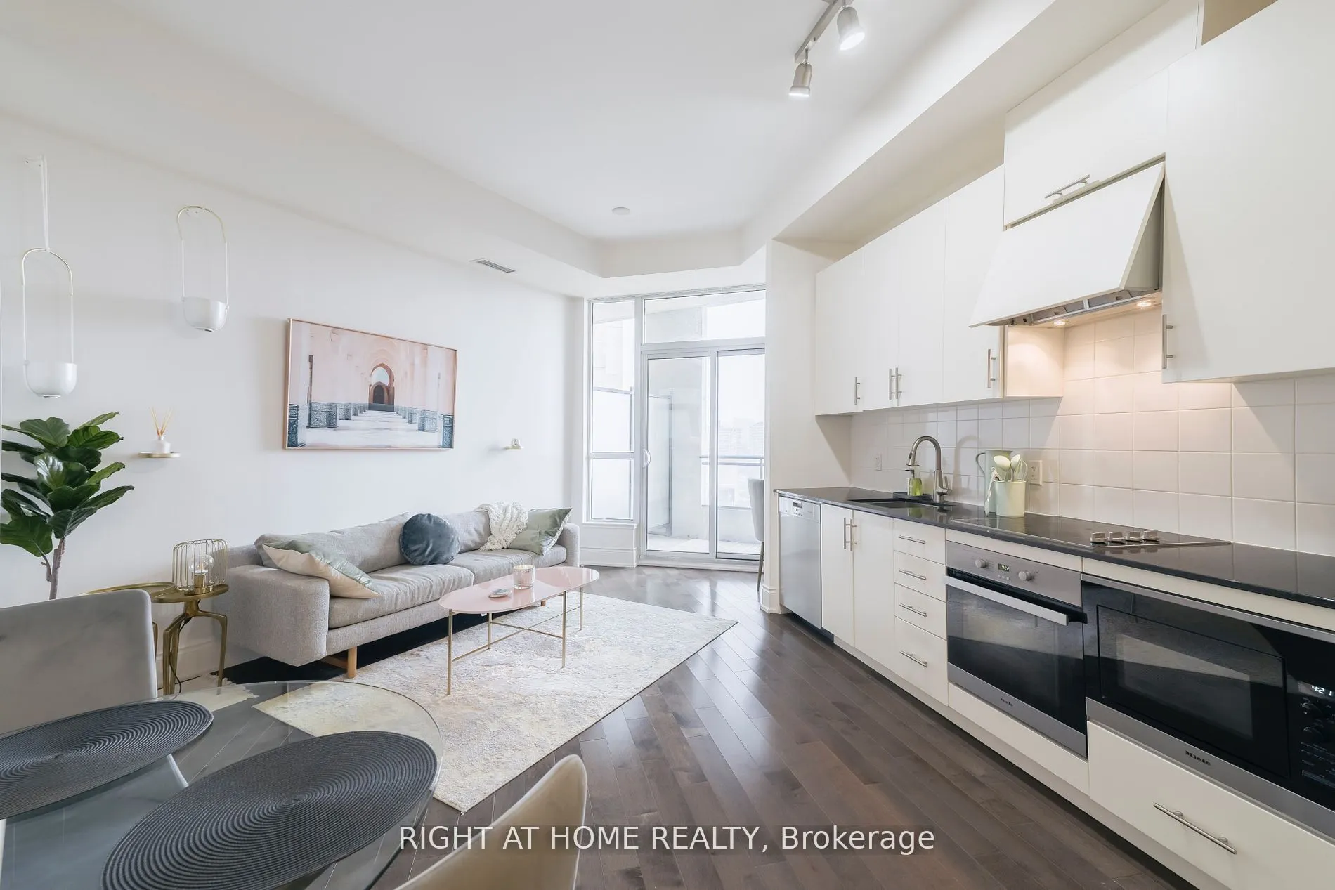 23 Glebe Road W, #918