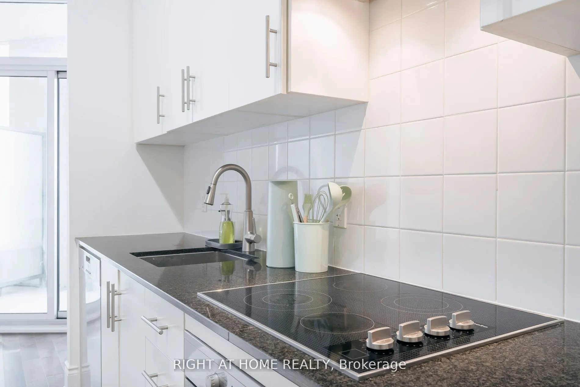 23 Glebe Road W, #918