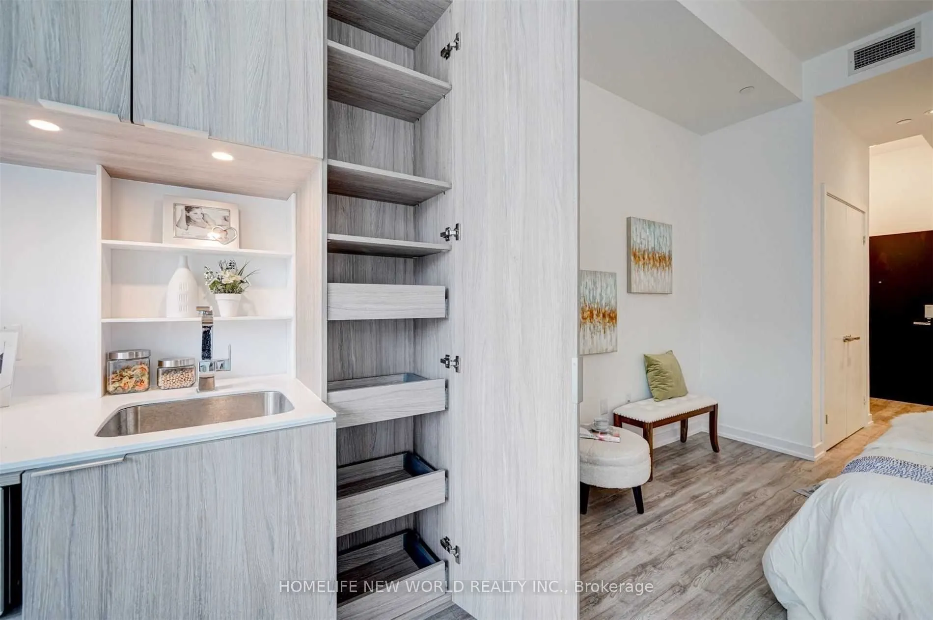77 Shuter Street, #909