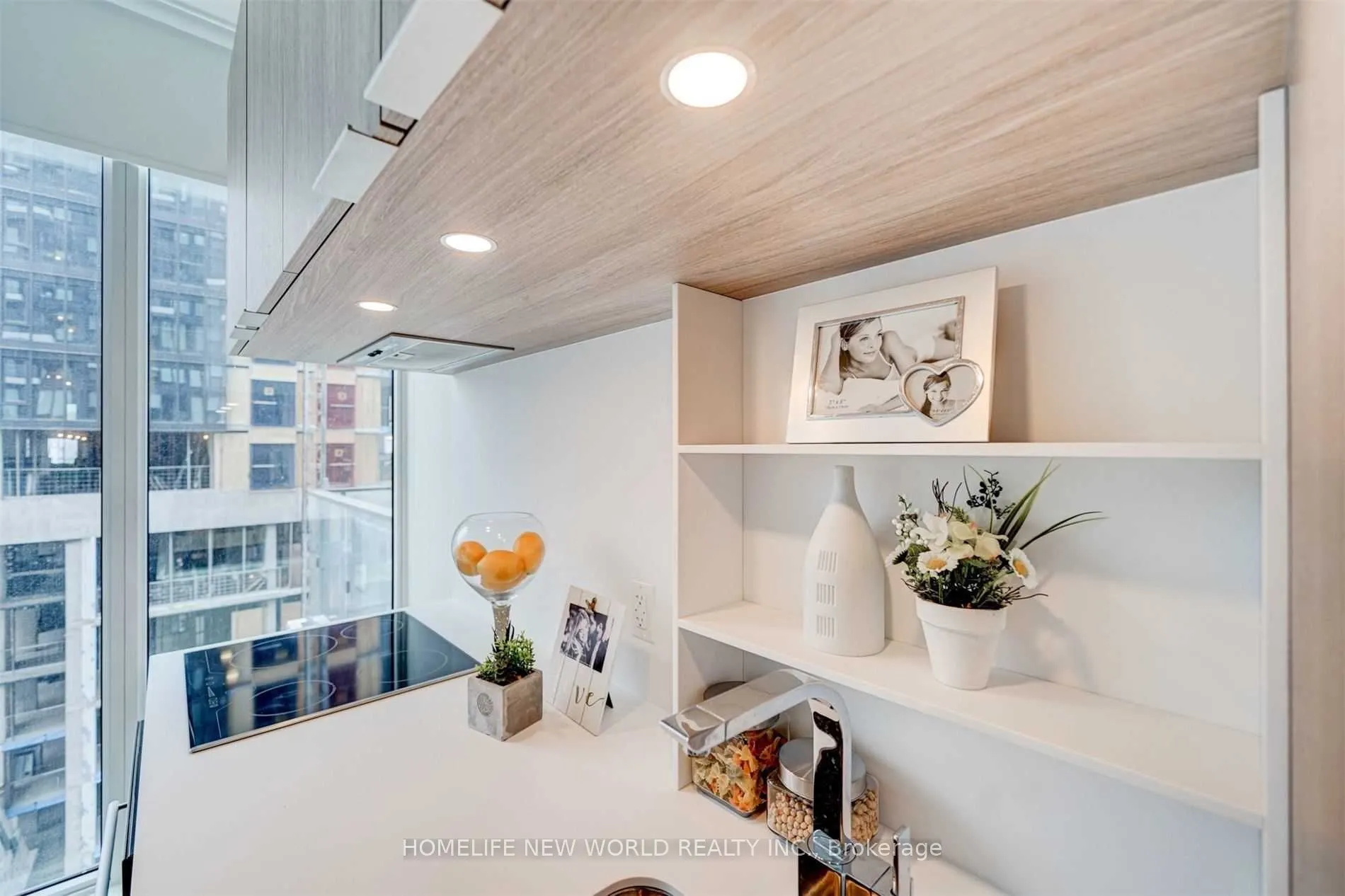 77 Shuter Street, #909