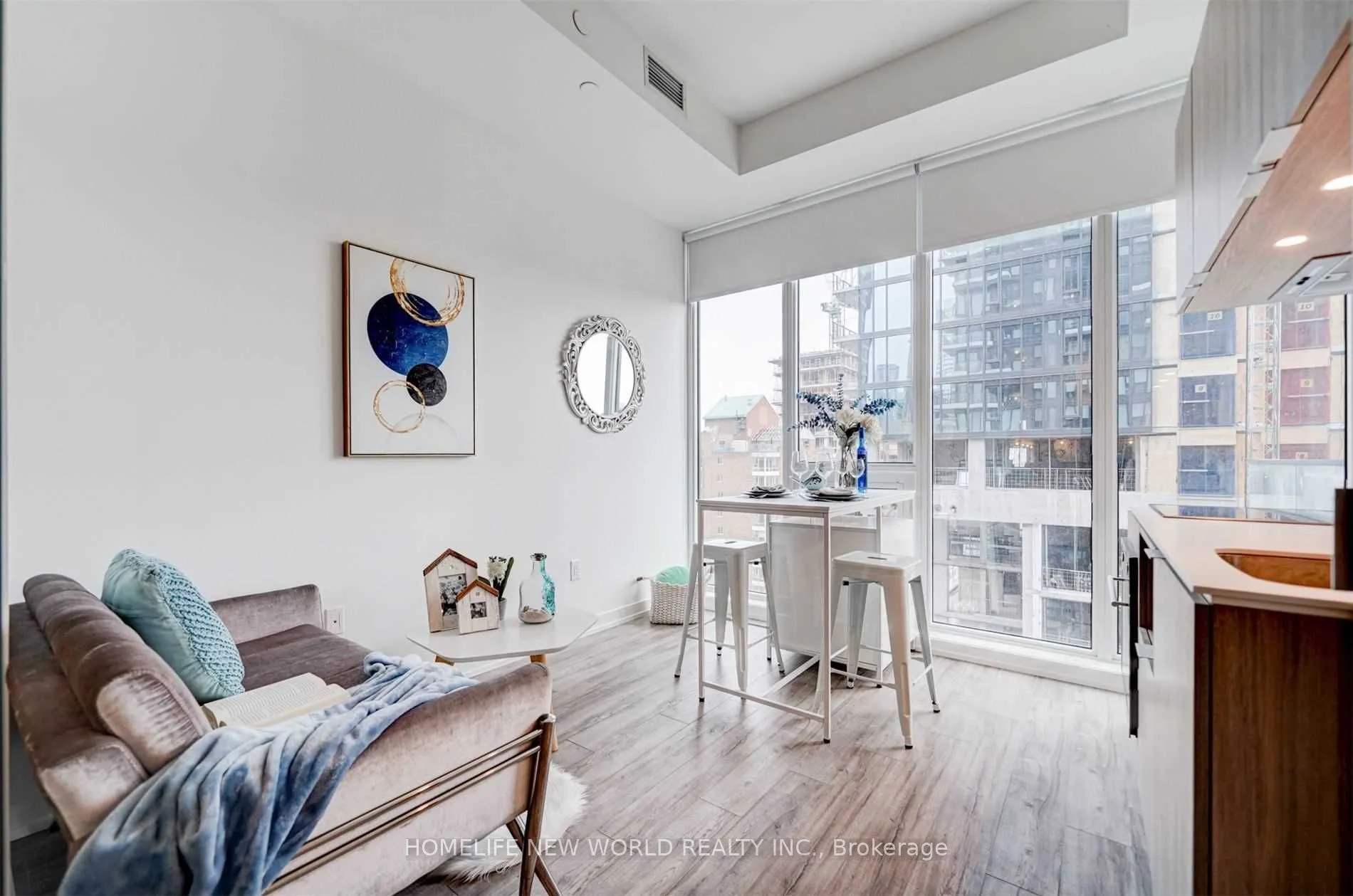 77 Shuter Street, #909