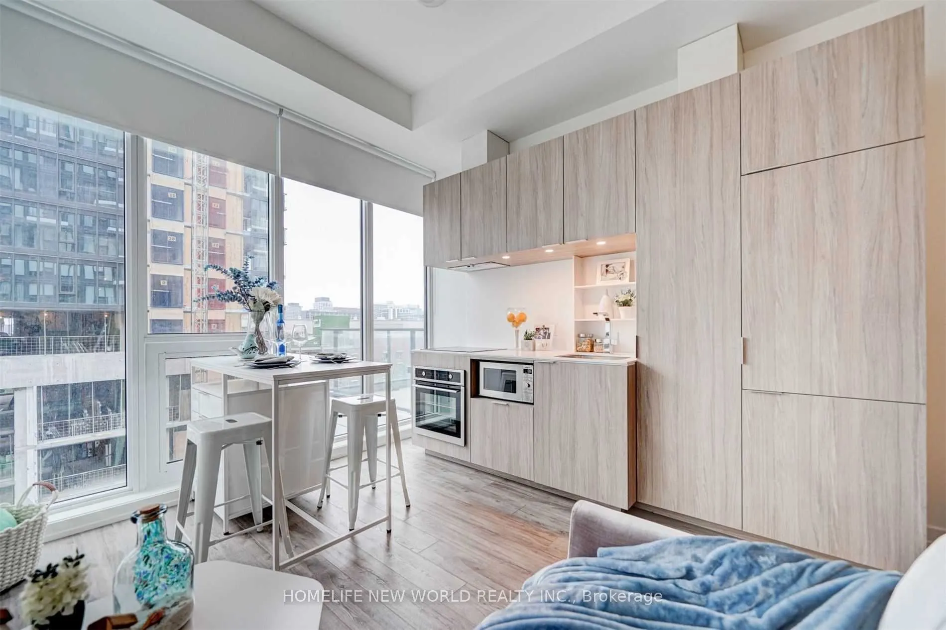 77 Shuter Street, #909