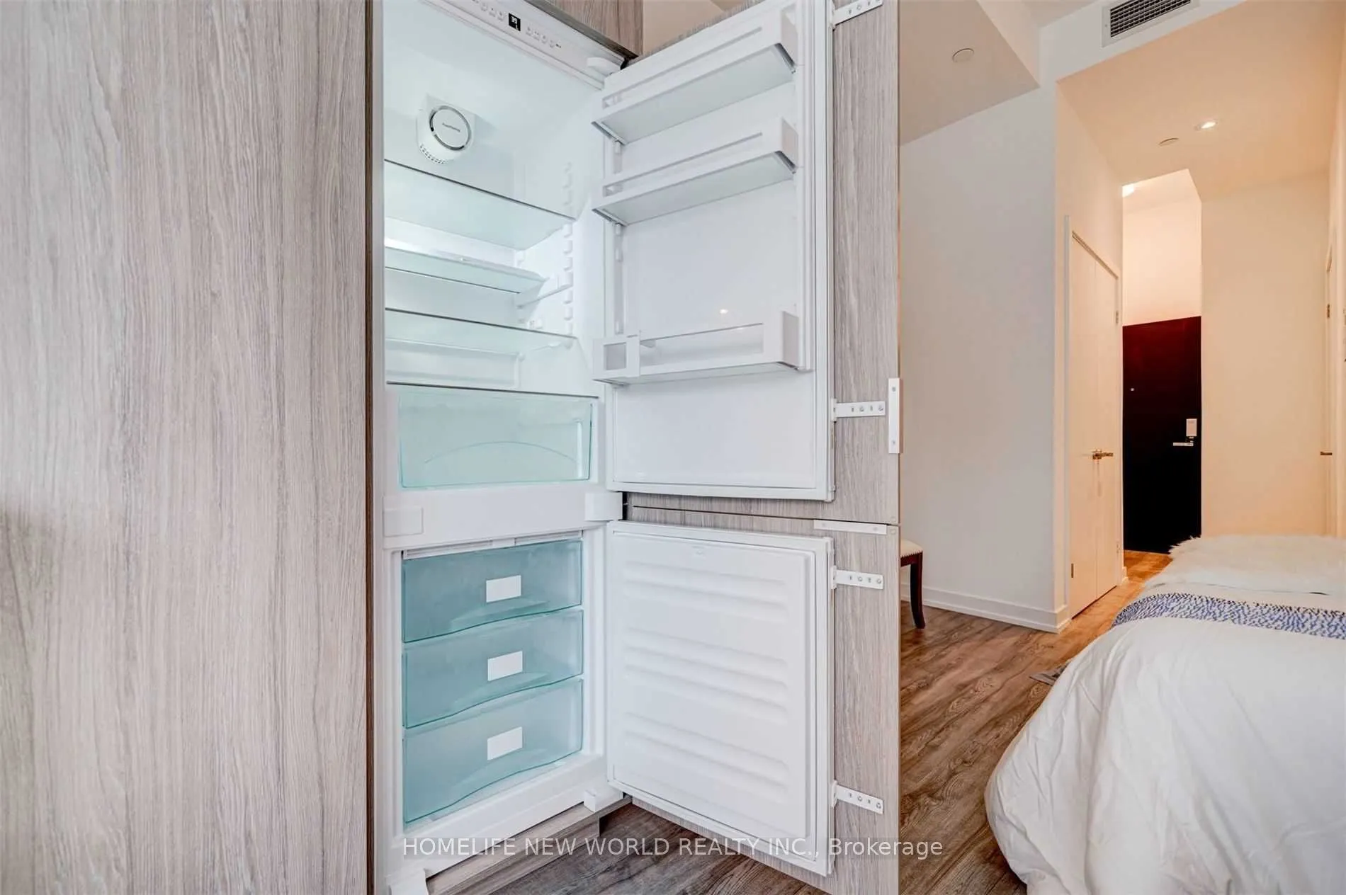 77 Shuter Street, #909