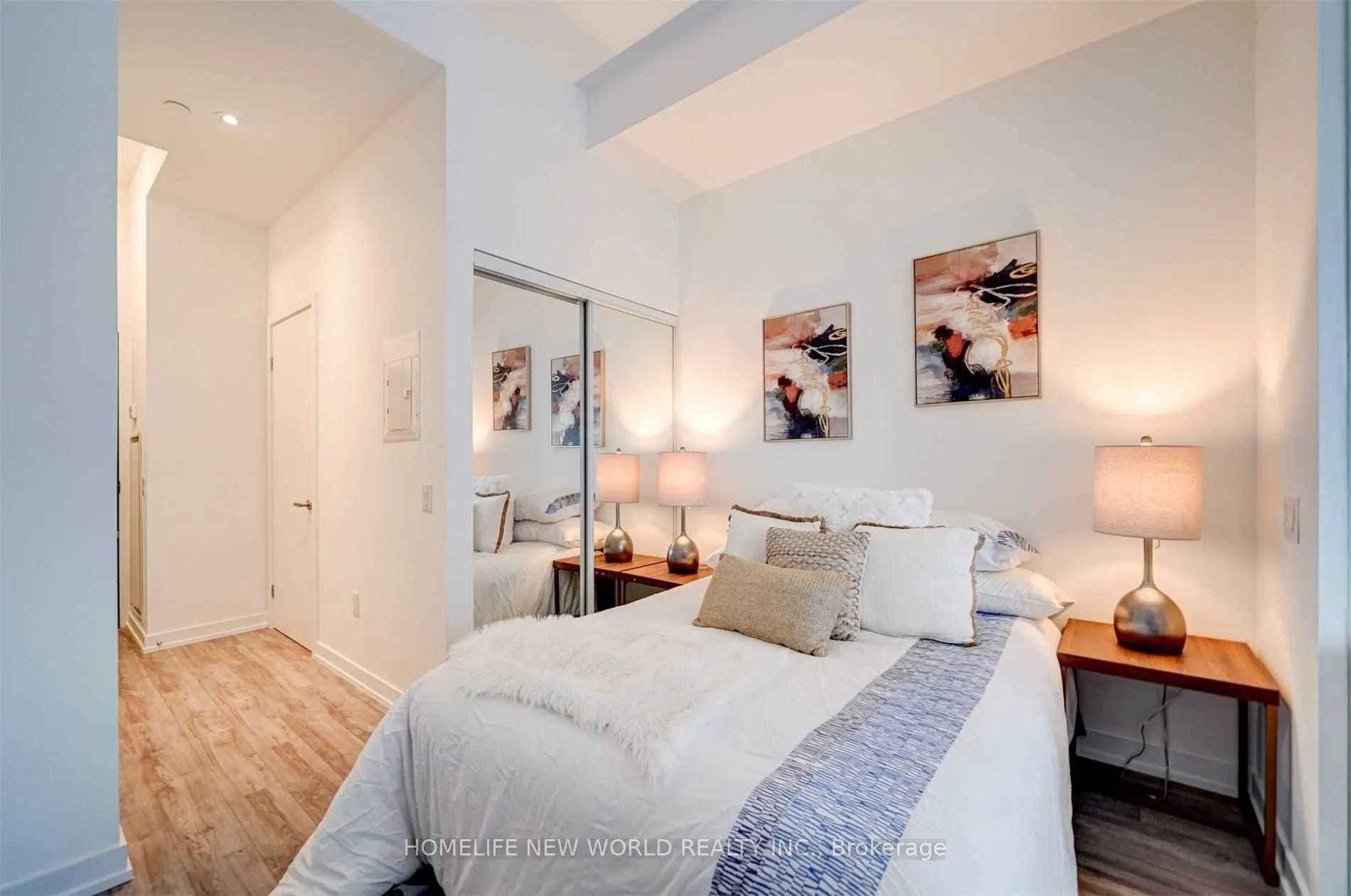 77 Shuter Street, #909