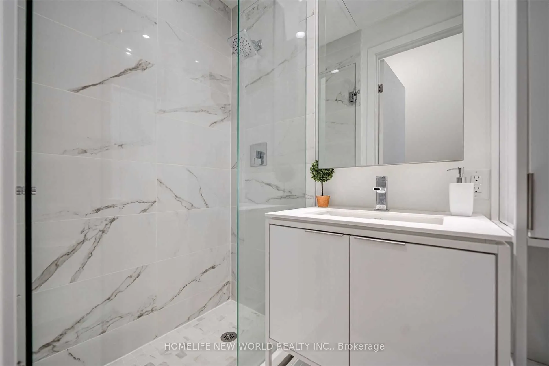 77 Shuter Street, #909