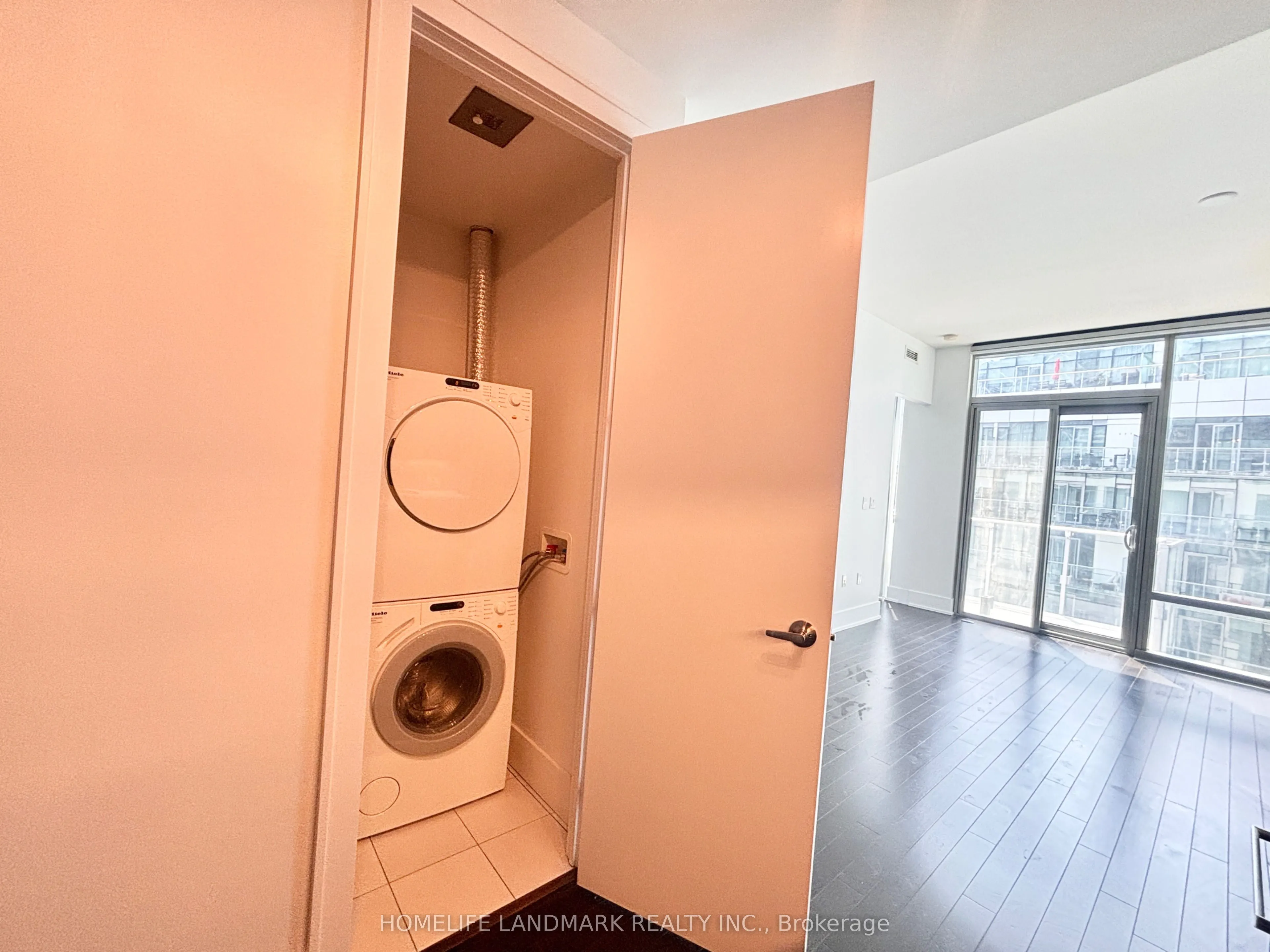 39 Queens Quay E #1029