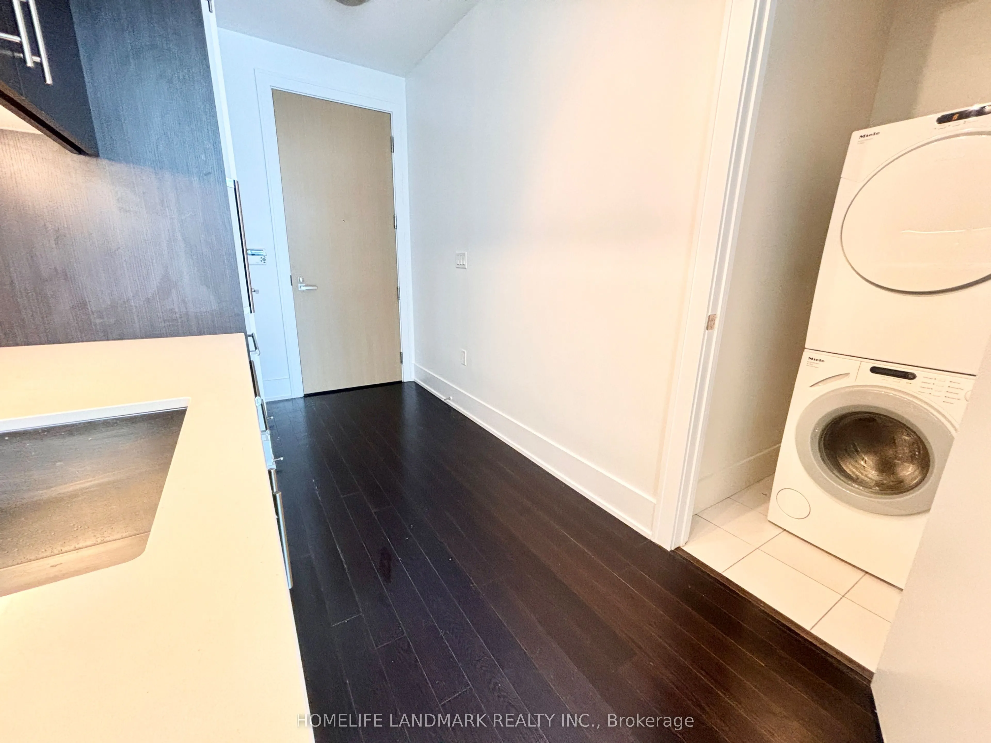 39 Queens Quay E #1029